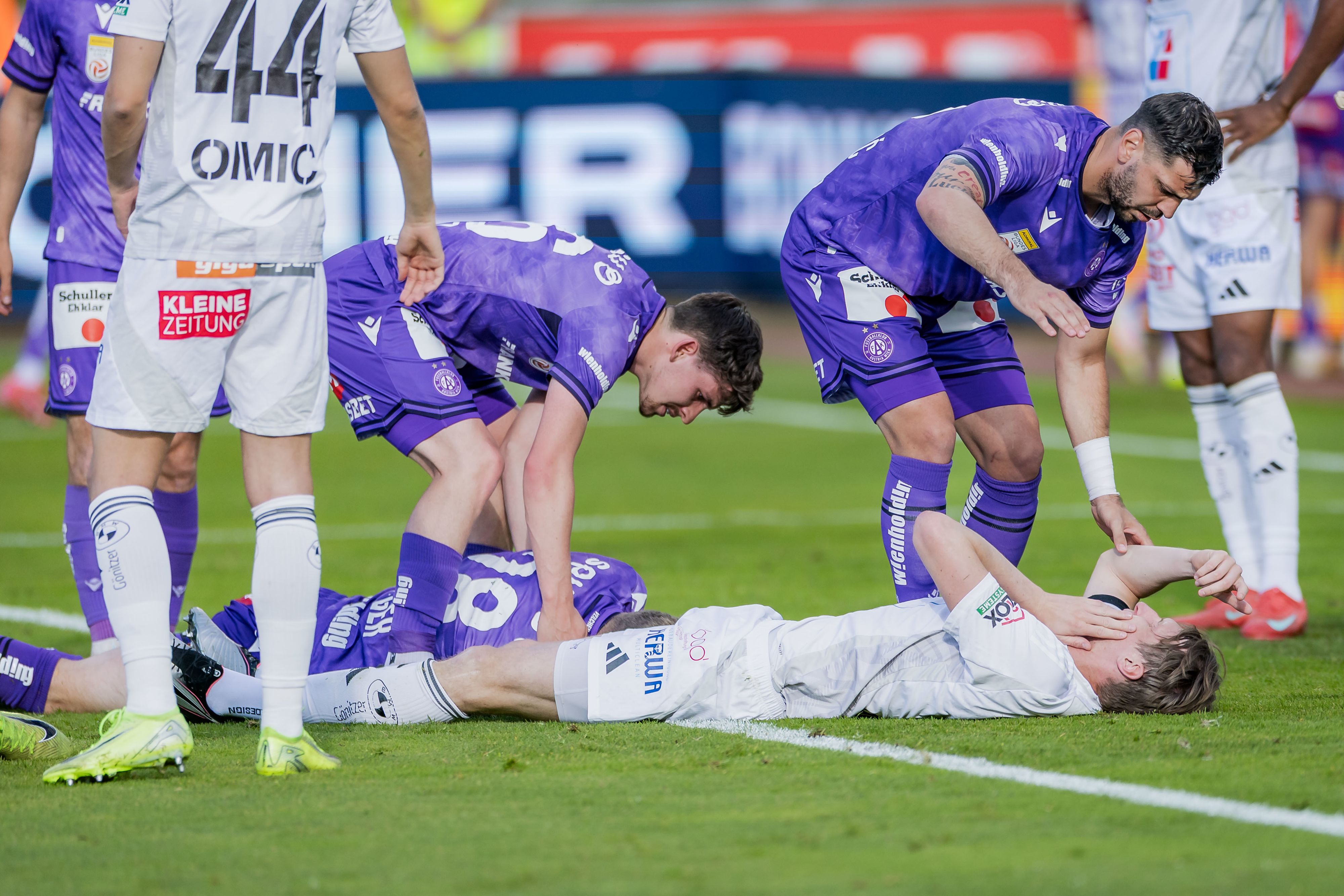 Dominik Fitz (m.) ist mit der Austria im Fernkampf gegen Sturm und den WAC. Nur einer kann Meister werden.