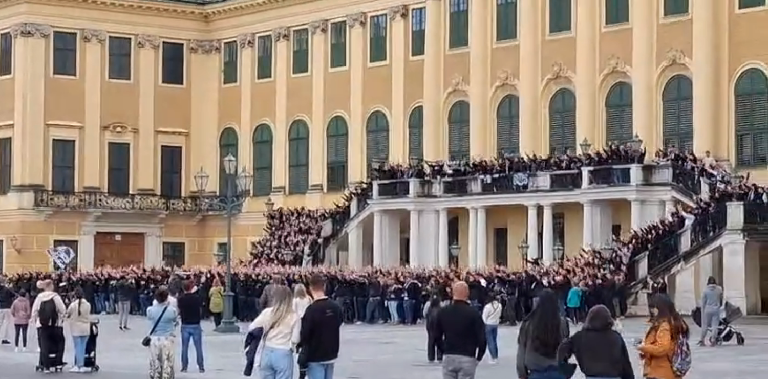Sturm-Fans in Schönbrunn.