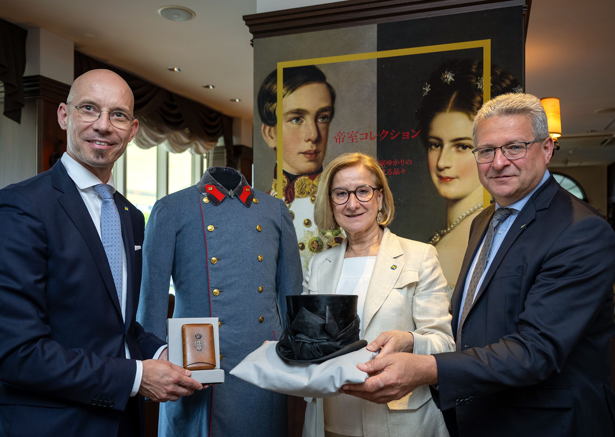 Niederösterreich präsentiert in Japan Habsburger: Im Bild von links nach rechts: Der Leiter der Landessammlungen Niederösterreich Armin Laussegger, Landeshauptfrau Johanna Mikl-Leitner und der Leiter der Gruppe Kultur, Wissenschaft und Unterricht des Amtes der NÖ Landesregierung, Hermann Dikowitsch.