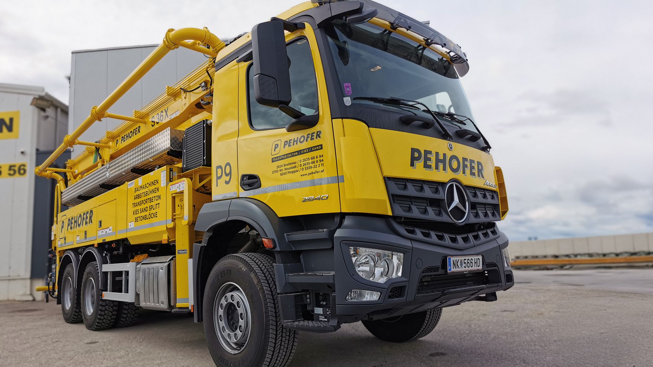 Dieser LKW, der eine riesige Betonpumpe ist, hat einen Neuwert von 390.000 Euro.