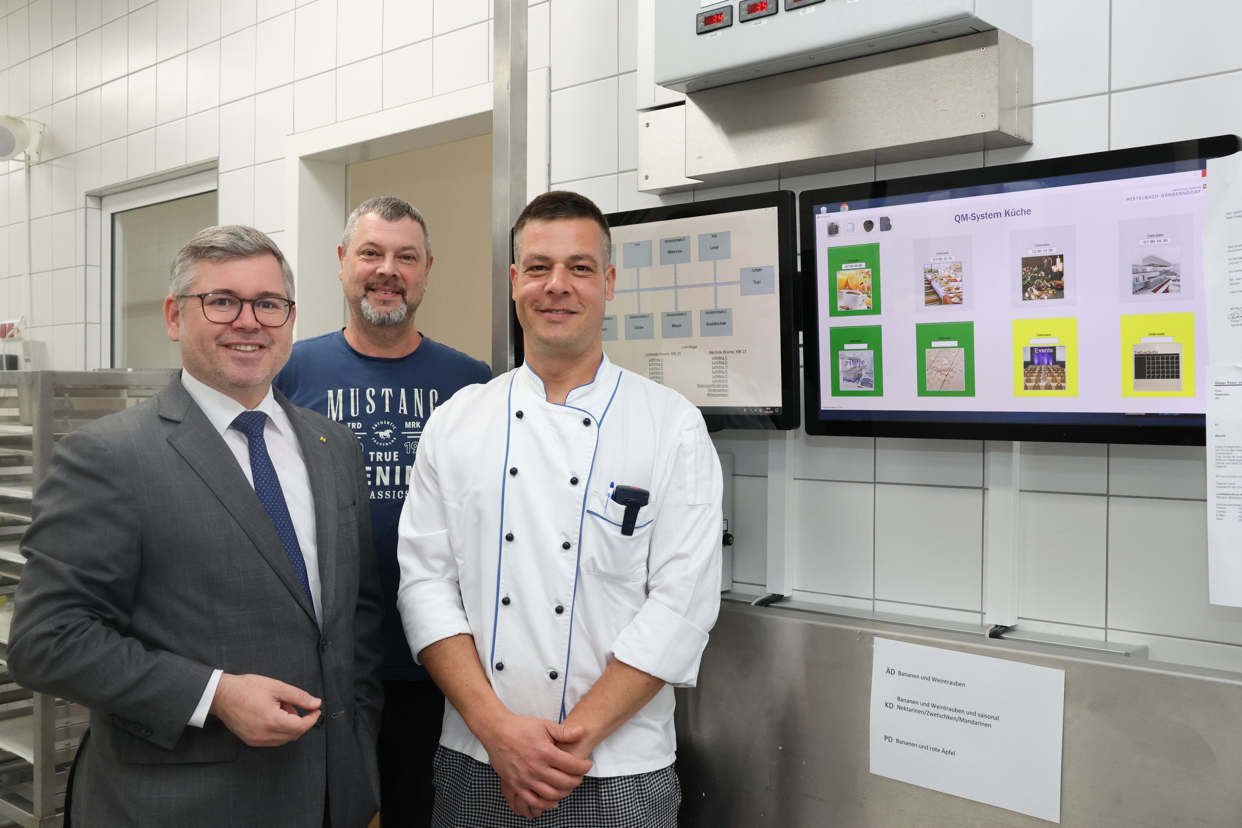 v.l.n.r.: Landesrat Ludwig Schleritzko, Informations- und Kommunikationstechnik-Entwickler Martin Eder und Küchenleiter Peter Glaser mit dem modernen Qualitätsmanagement-System.
