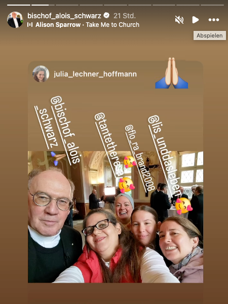 Bischof Schwarz teilt den Beitrag seiner Kirchenfans, die vier Damen und er lächeln direkt in die Selfie-Kamera.