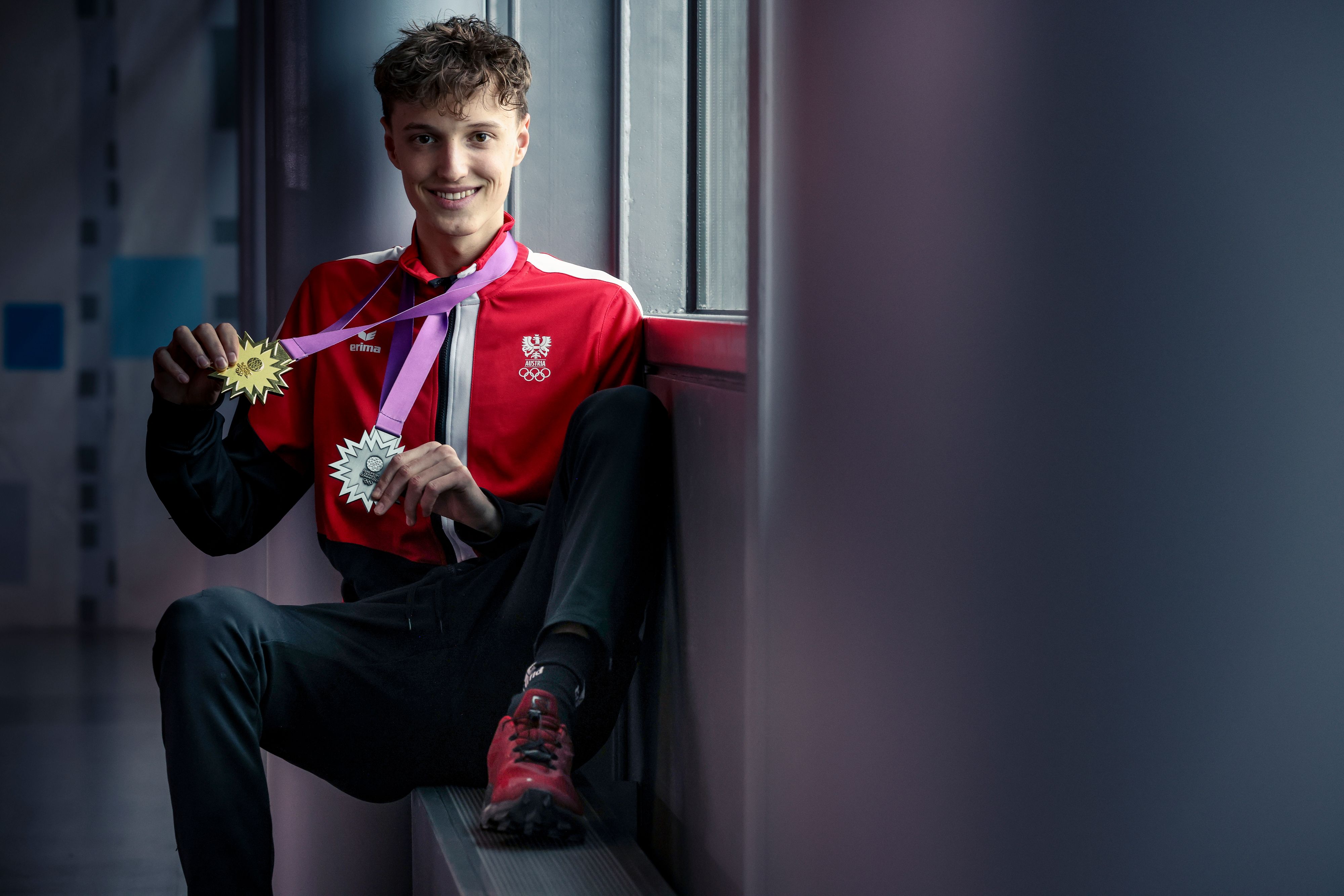 Obersteiner mit seinen Medaillen bei den Olympischen Jugendspielen 2022