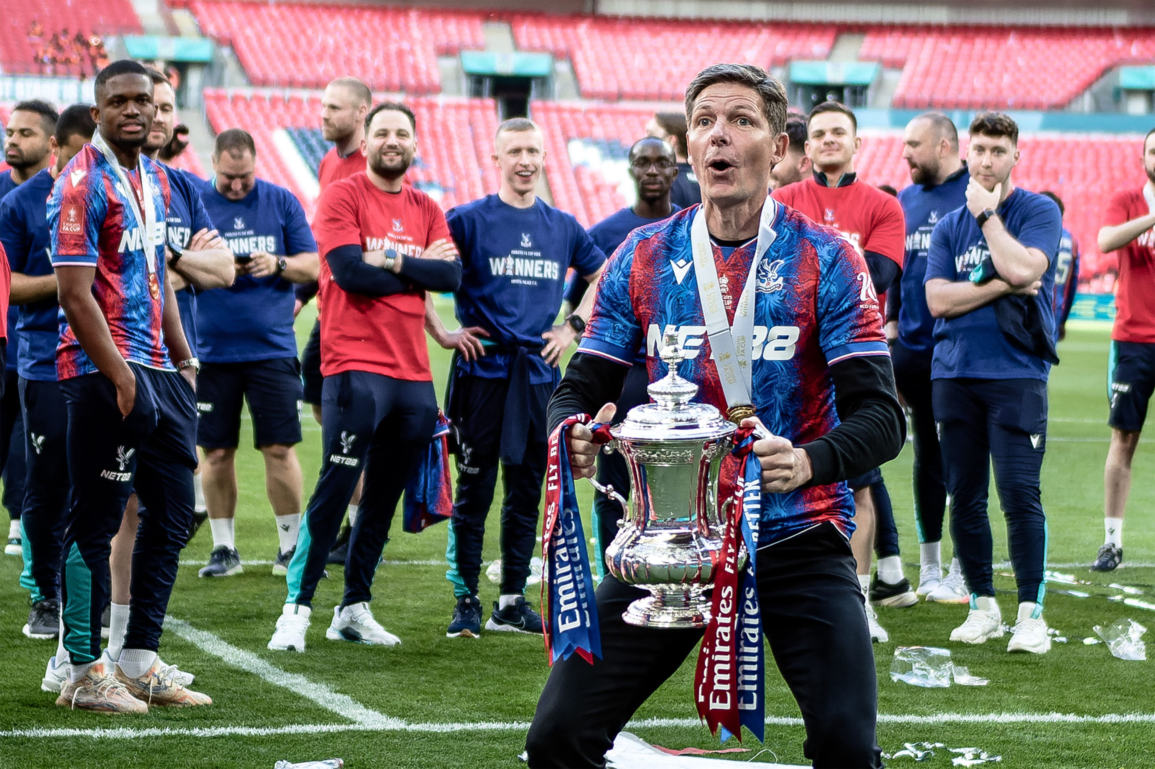 Oliver Glasner stemmt den FA Cup.
