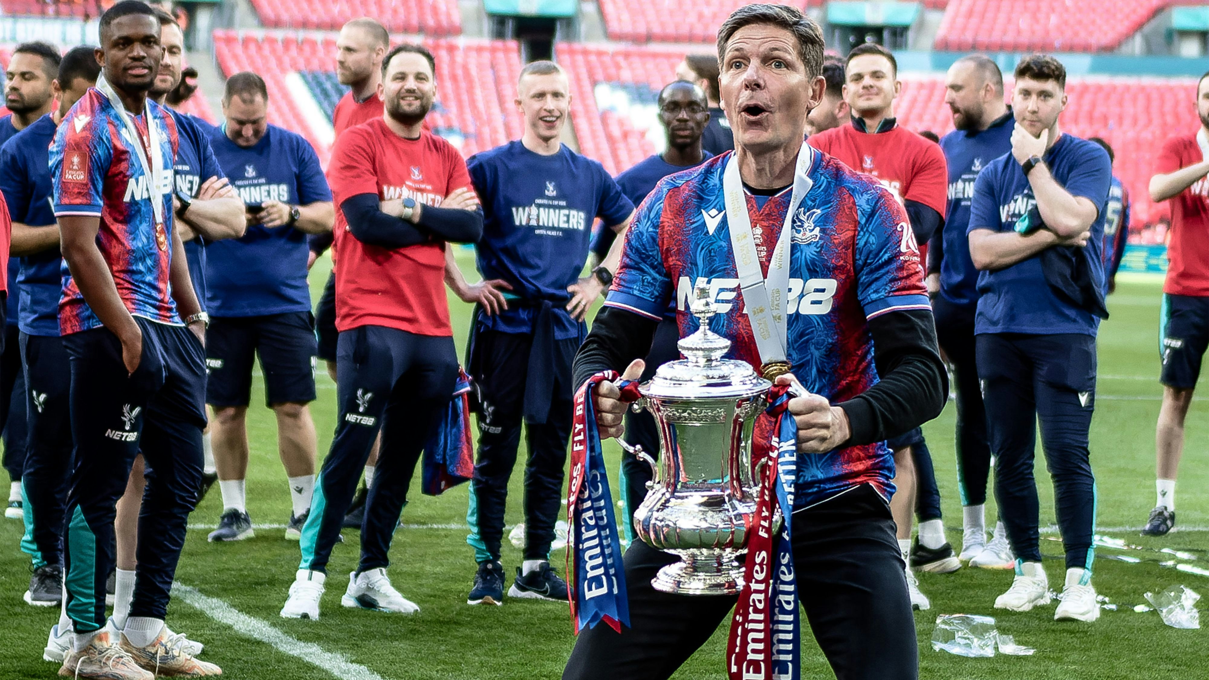 Oliver Glasner stemmt den FA Cup.