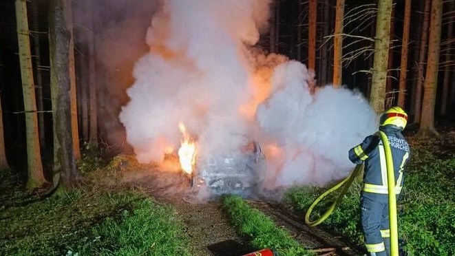 Die FF Aichkirchen wurde wegen eines Brandes im Wald alarmiert – der VW stand schon in Vollbrand.