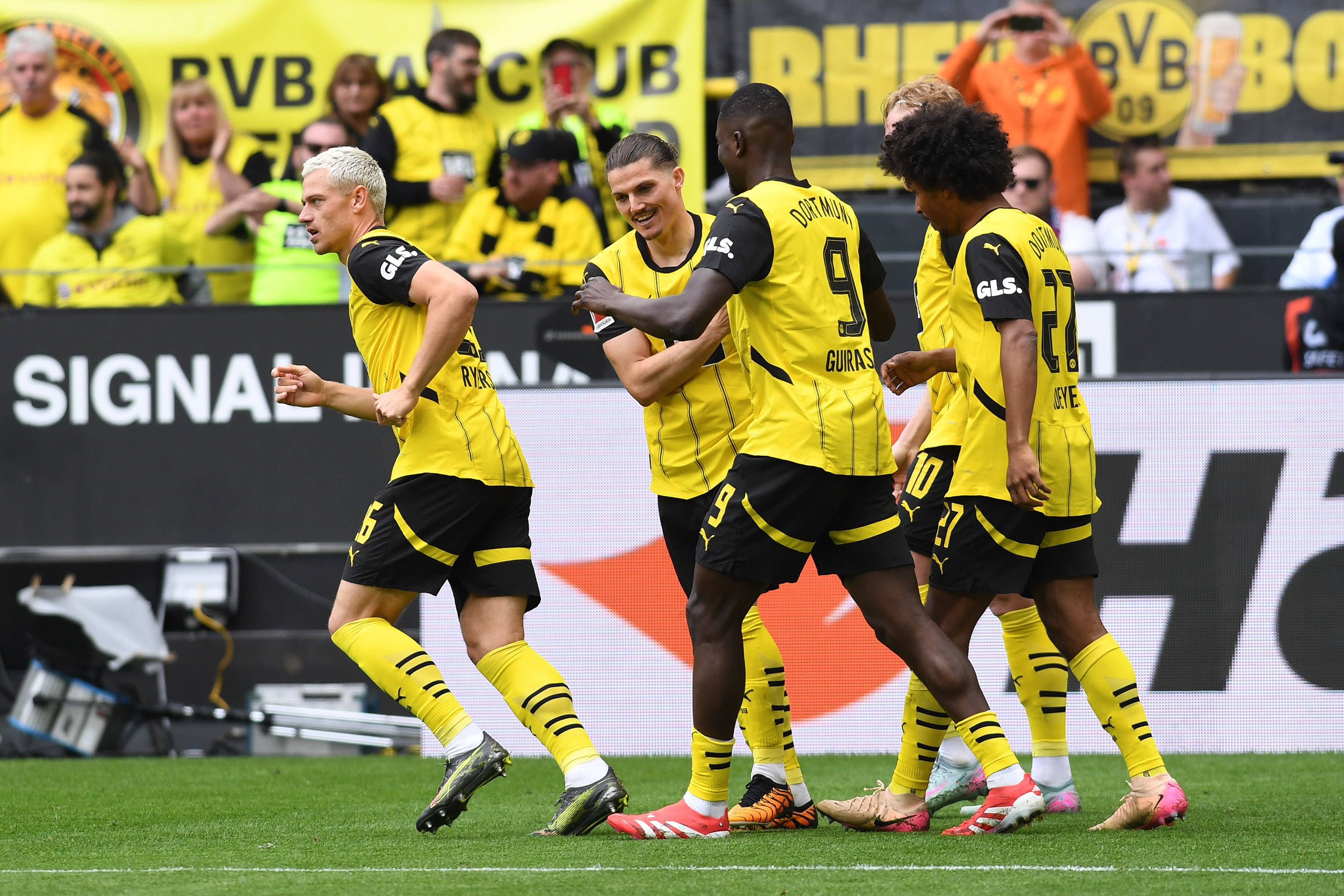 Marcel Sabitzer jubelte mit Serhou Guirassy beim 3:0-Sieg über Holstein Kiel. 