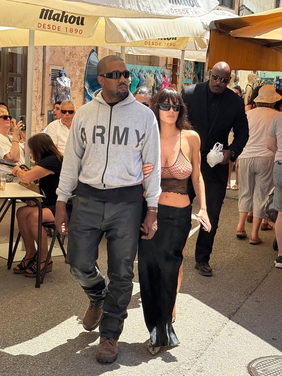 Kanye West und Bianca Censori marschieren durch das Zentrum von Santanyí.