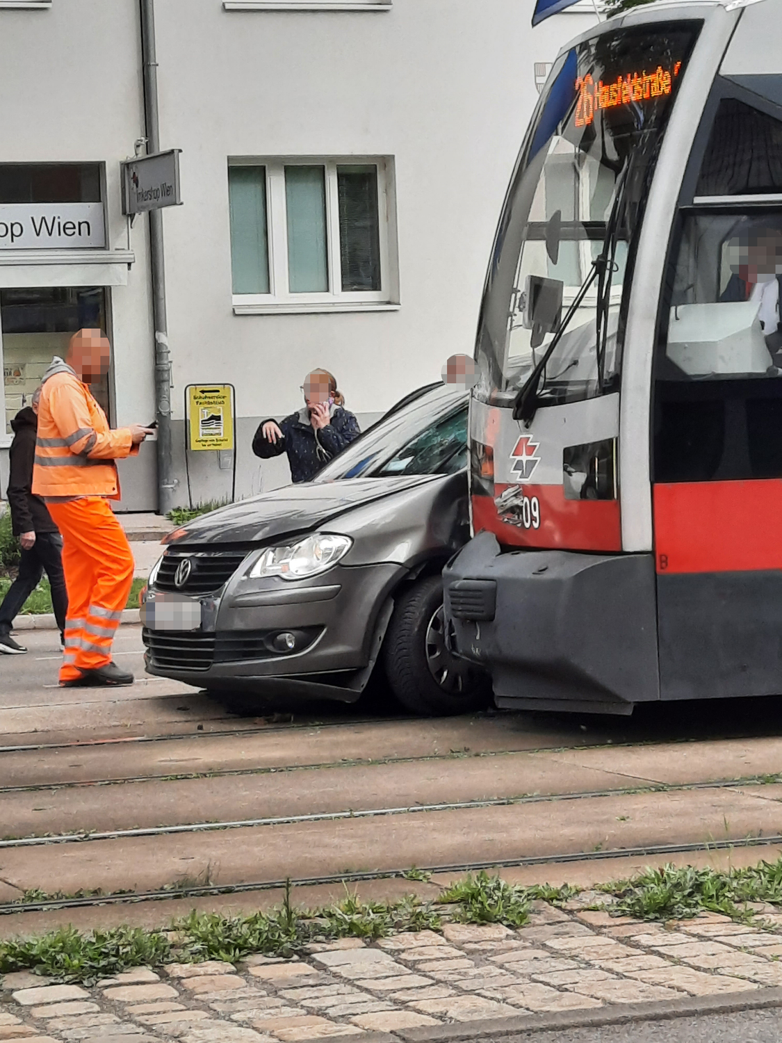 Durch die Kollision mit der Bim wurde ein Mann verletzt