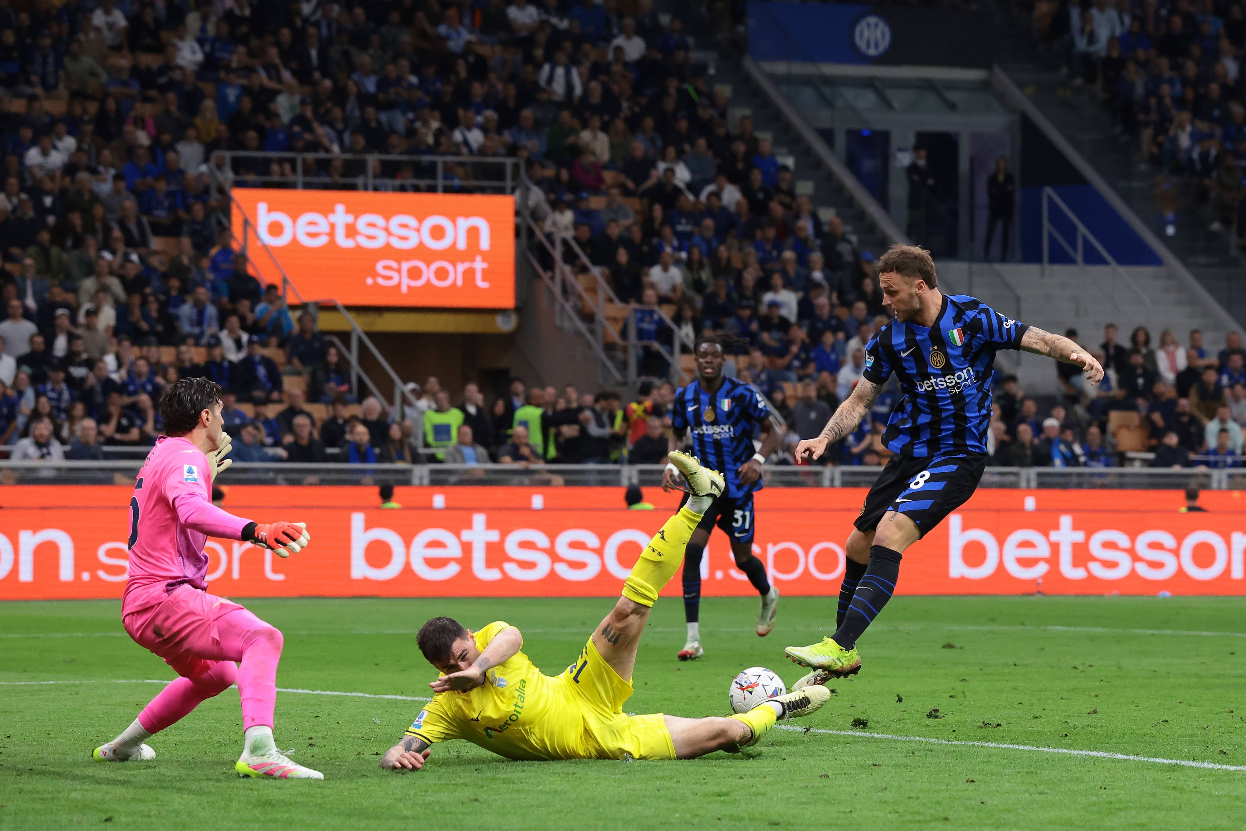 Arnautovic schlägt in Minute 94 ein Luftloch, trifft den Ball nicht richtig.