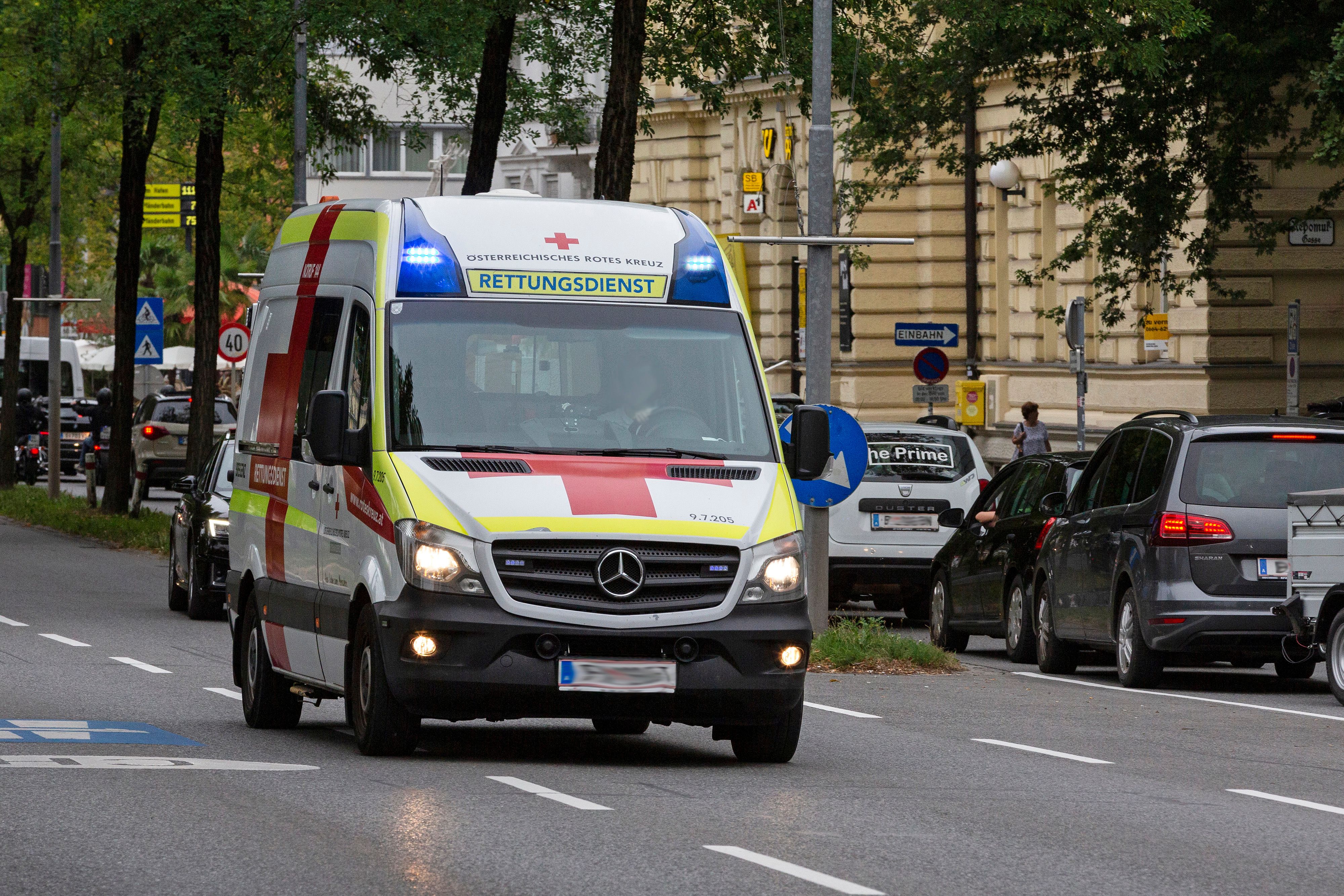Der E-Roller-Fahrer wurde vom Rettungsdienst versorgt. (Symbolbild)