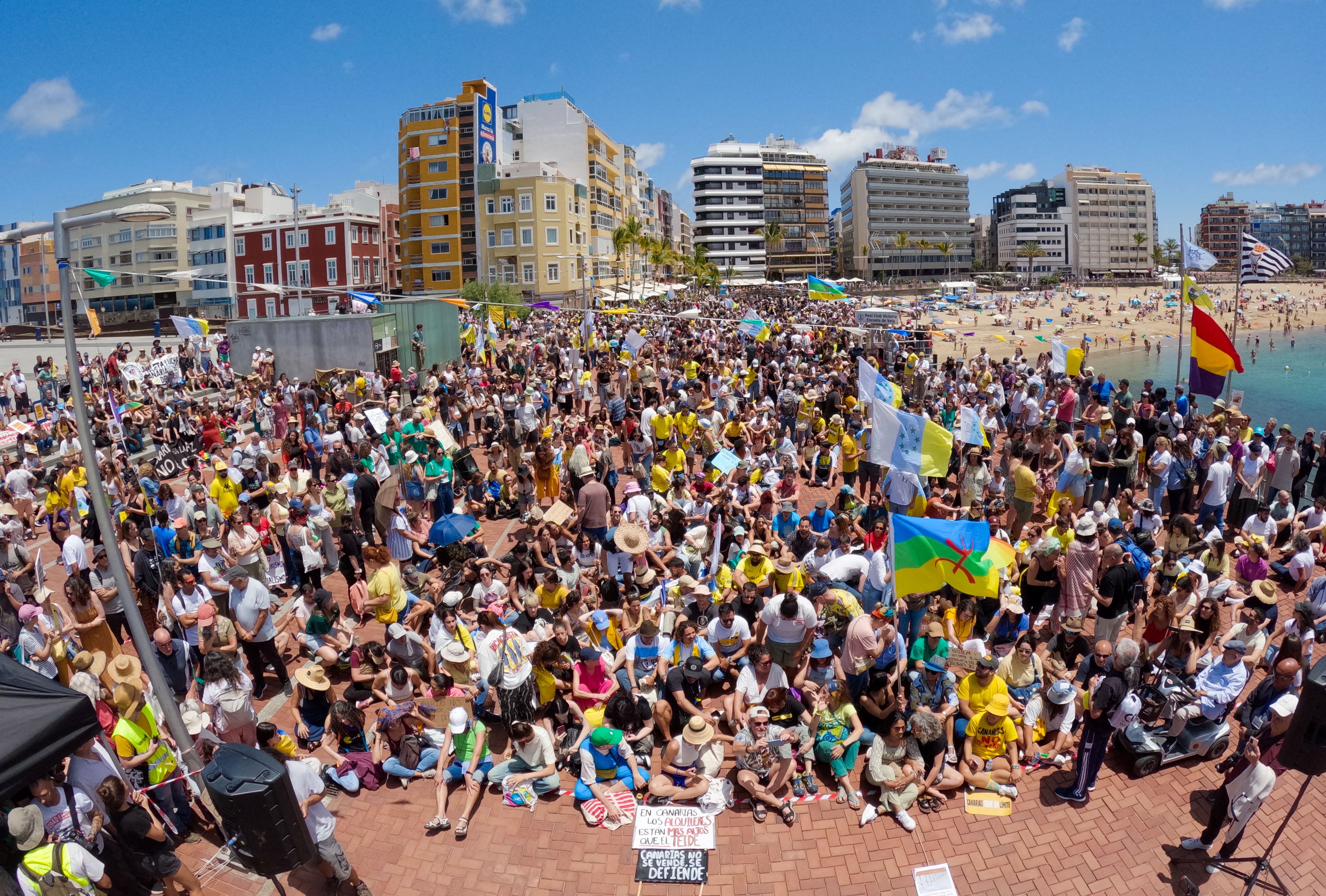 Am Strand von Las Palmas versammelten sich 500 Demonstrierende – auf der Nachbarinsel Teneriffa kamen sogar 15.000 zur Demo.