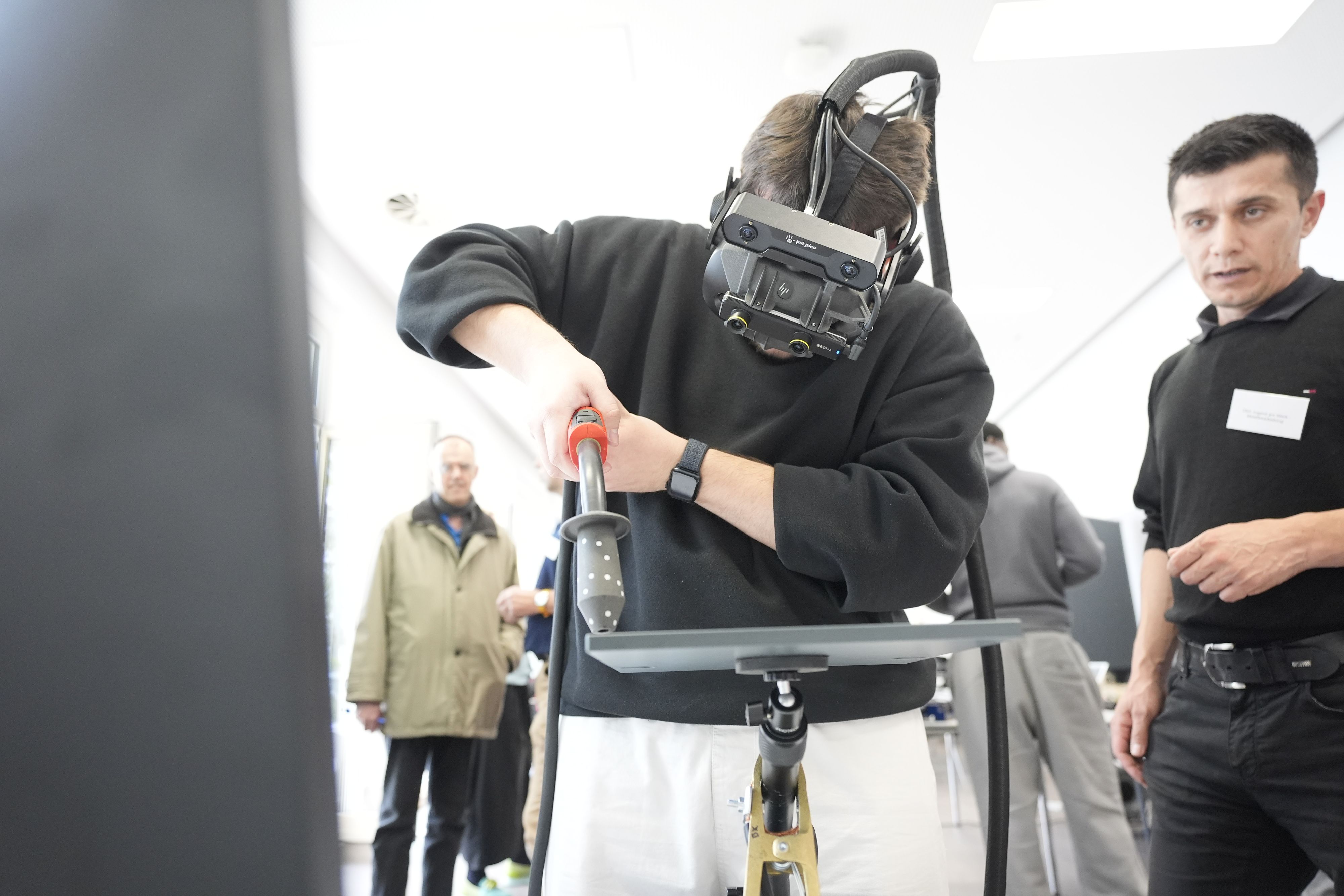 Beim Info- und Beratungstag der AK Wien können sich Jugendliche verschiedene Lehrberufe hautnah anschauen, so auch das Schweißerhandwerk.