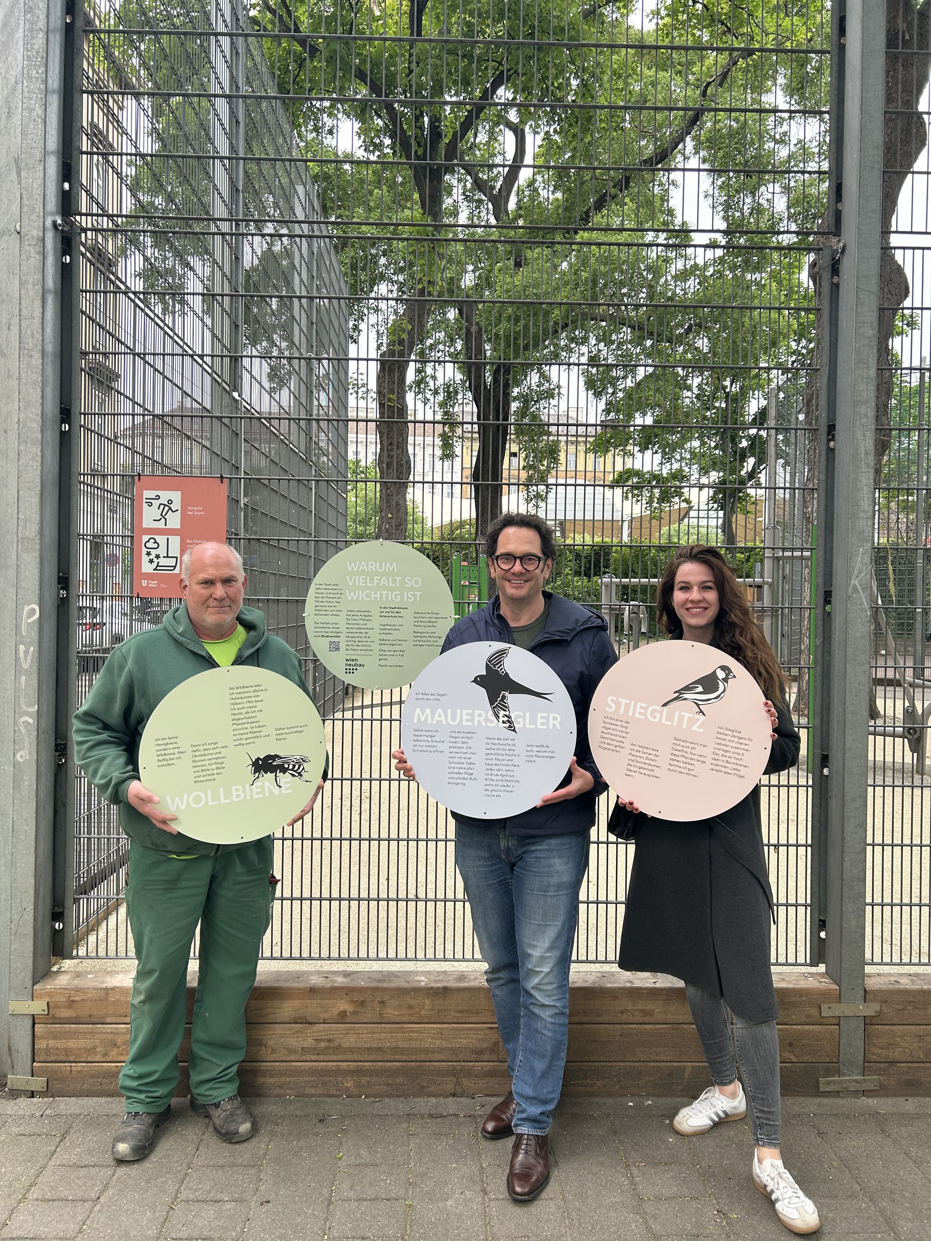 Rechts: Maria Wittmann (MA 42 – Wiener Stadtgärten) ; 2. v. rechts: Bezirksvorsteher Markus Reiter präsentieren neue Artenschutztafeln im Mizzi-Langer-Kauba-Park.