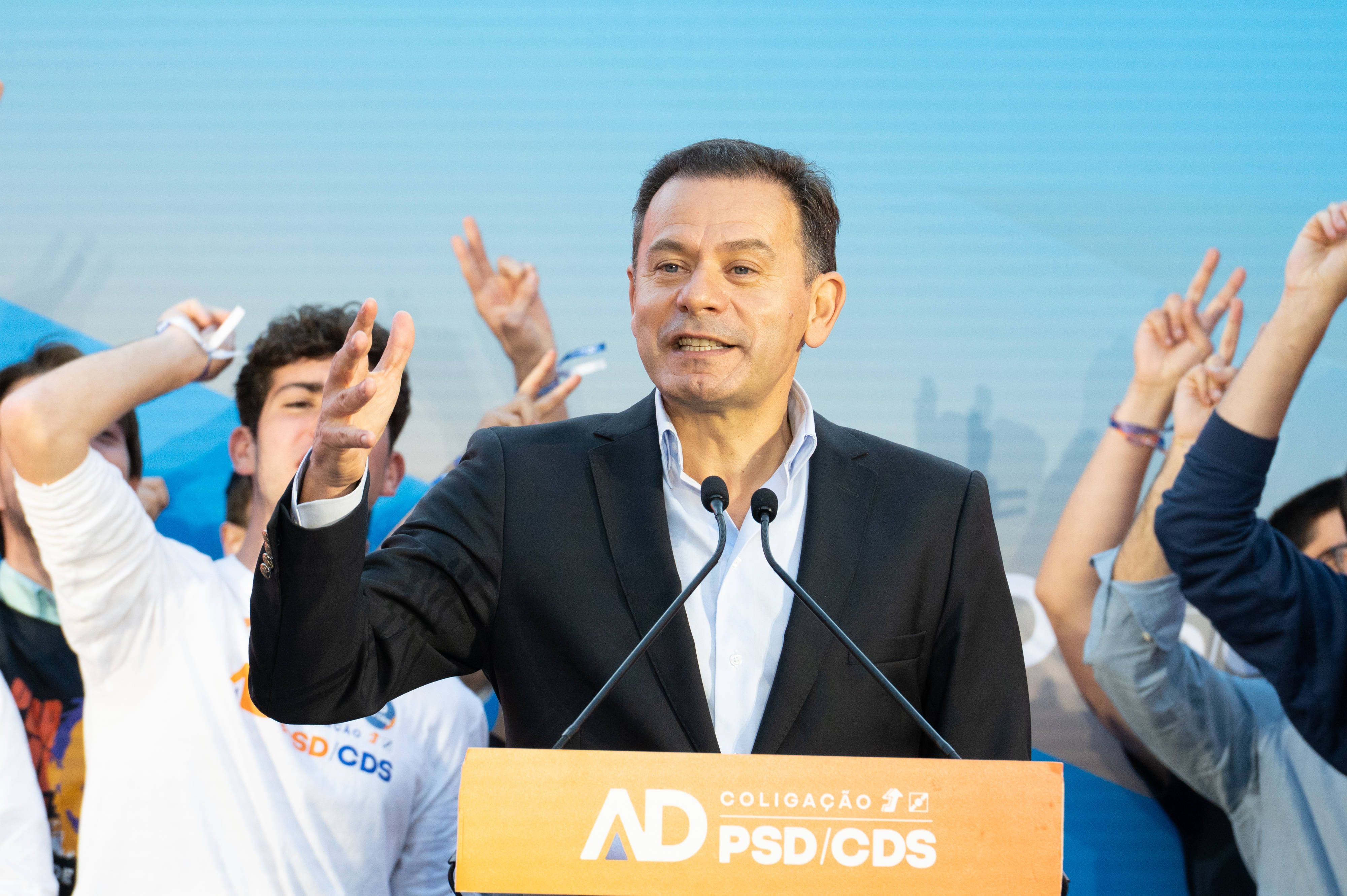 Gewinnt die vorgezogenen Parlamentswahlen in Portugal: Ministerpräsident Luís Montenegro. (15. Mai 2025)