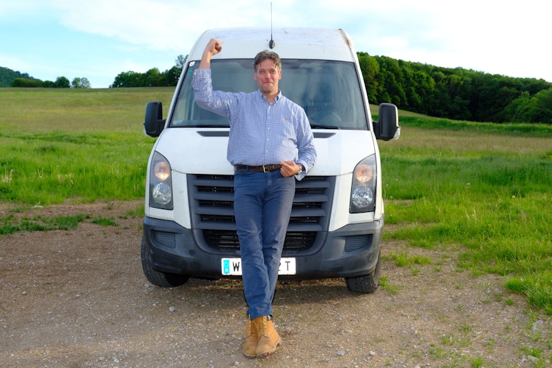 Werner jubelnd vor seinem Wiener Van.