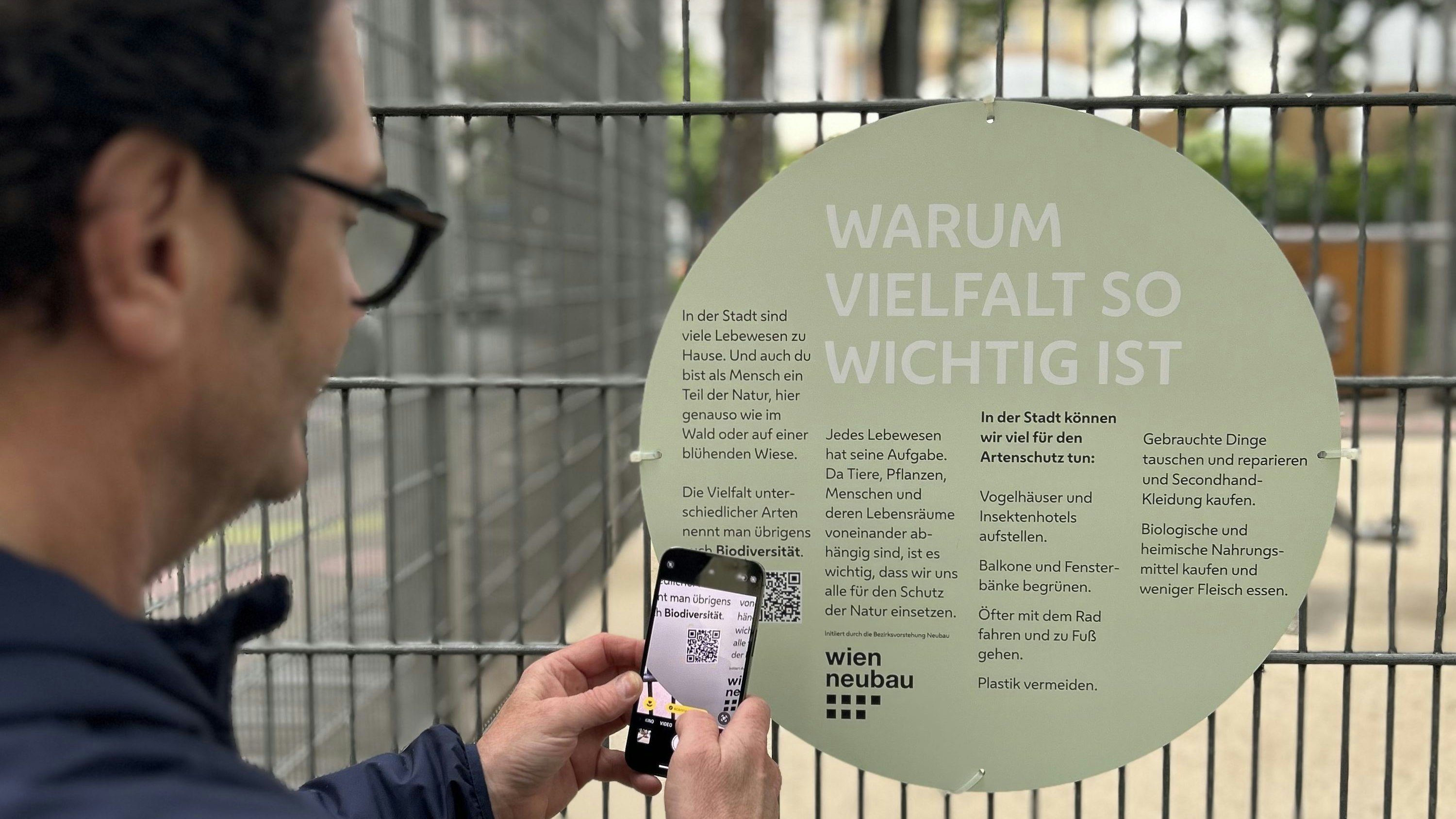 Per QR-Code können Besucher noch mehr über Biodiversität und Artenschutz erfahren – mitten im Park beim Mizzi-Langer-Kauba-Park.