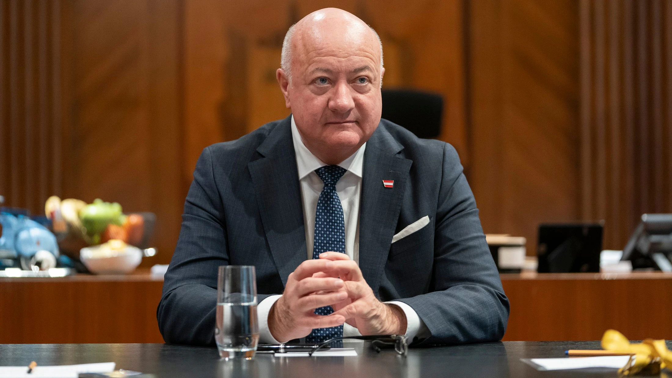 interview mit bundeskanzler christian stocker im kreiskyzimmer im bundeskanzleramt, mit peter lattinger und clemens oistric, 20250317 foto: helmut graf/tageszeitung heute