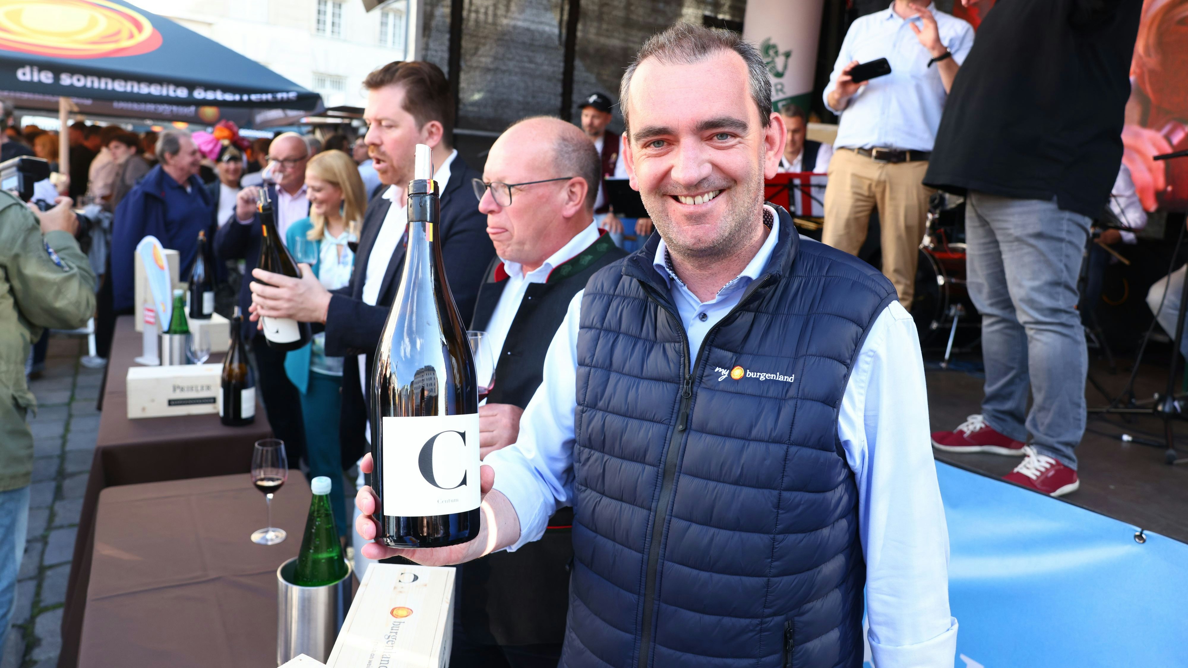 Wein-Experte Herbert Oschep mit dem Centum-Jahrhundertwein.