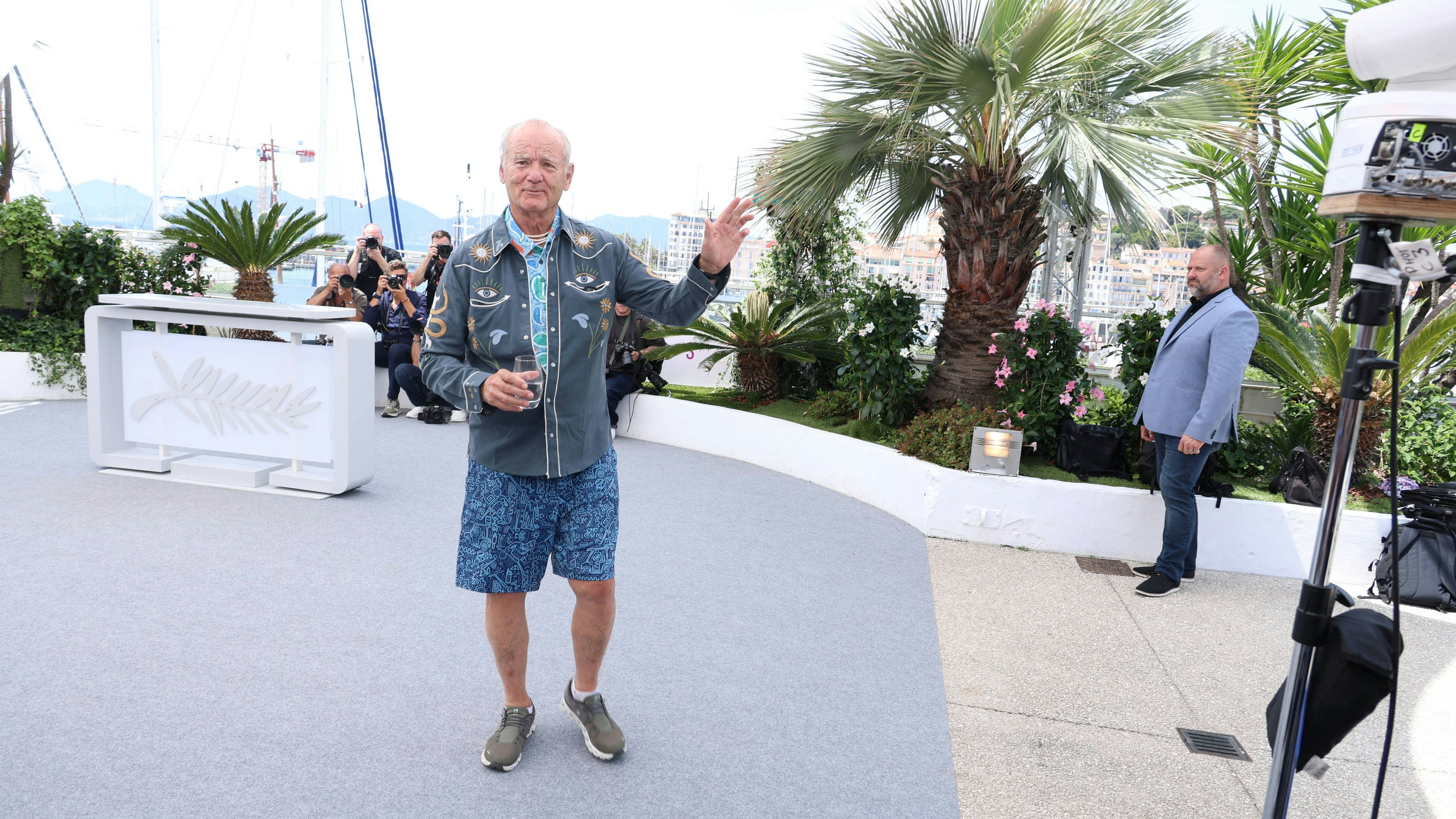 Bill Murray nutzte das Glas Wasser, um die Fotografen zu "taufen".