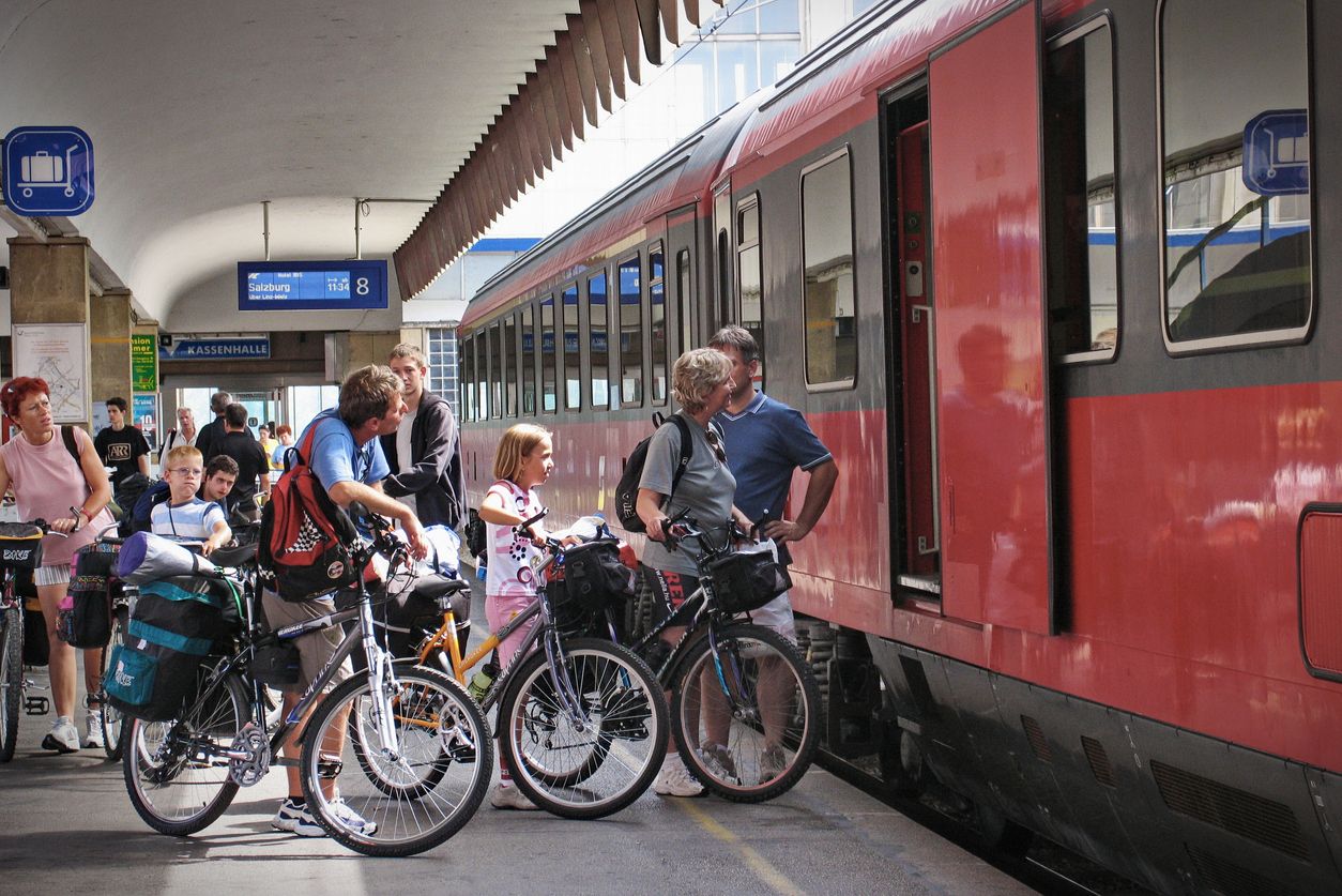 Einige Reisende wurden mit ihren Fahrrädern aus einem Railjet der ÖBB geworfen.