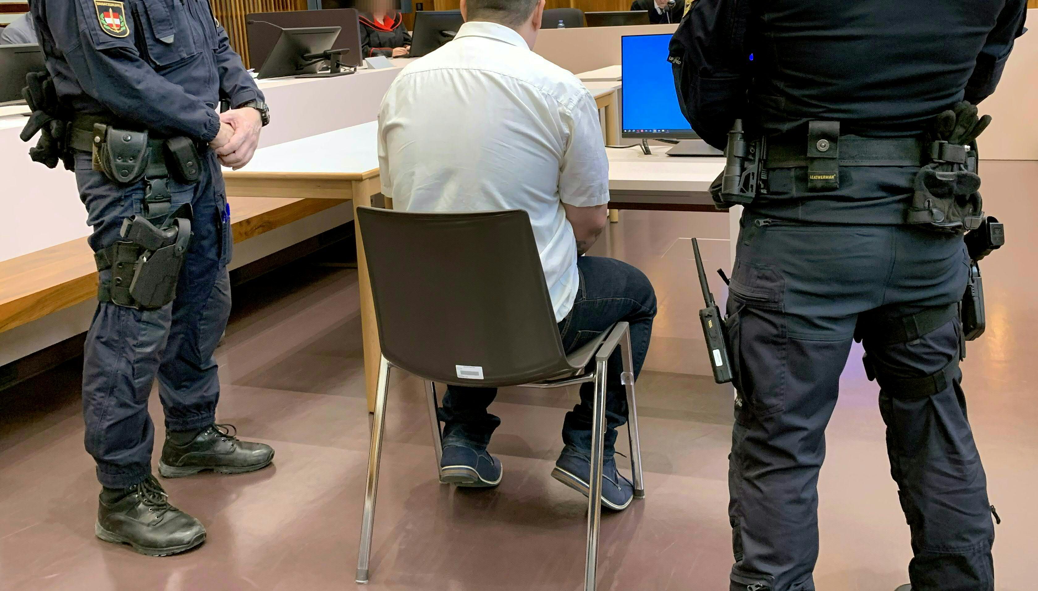 Der Angeklagte steht wegen versuchten Mordes mit Pfeil und Bogen vor Gericht in Graz.