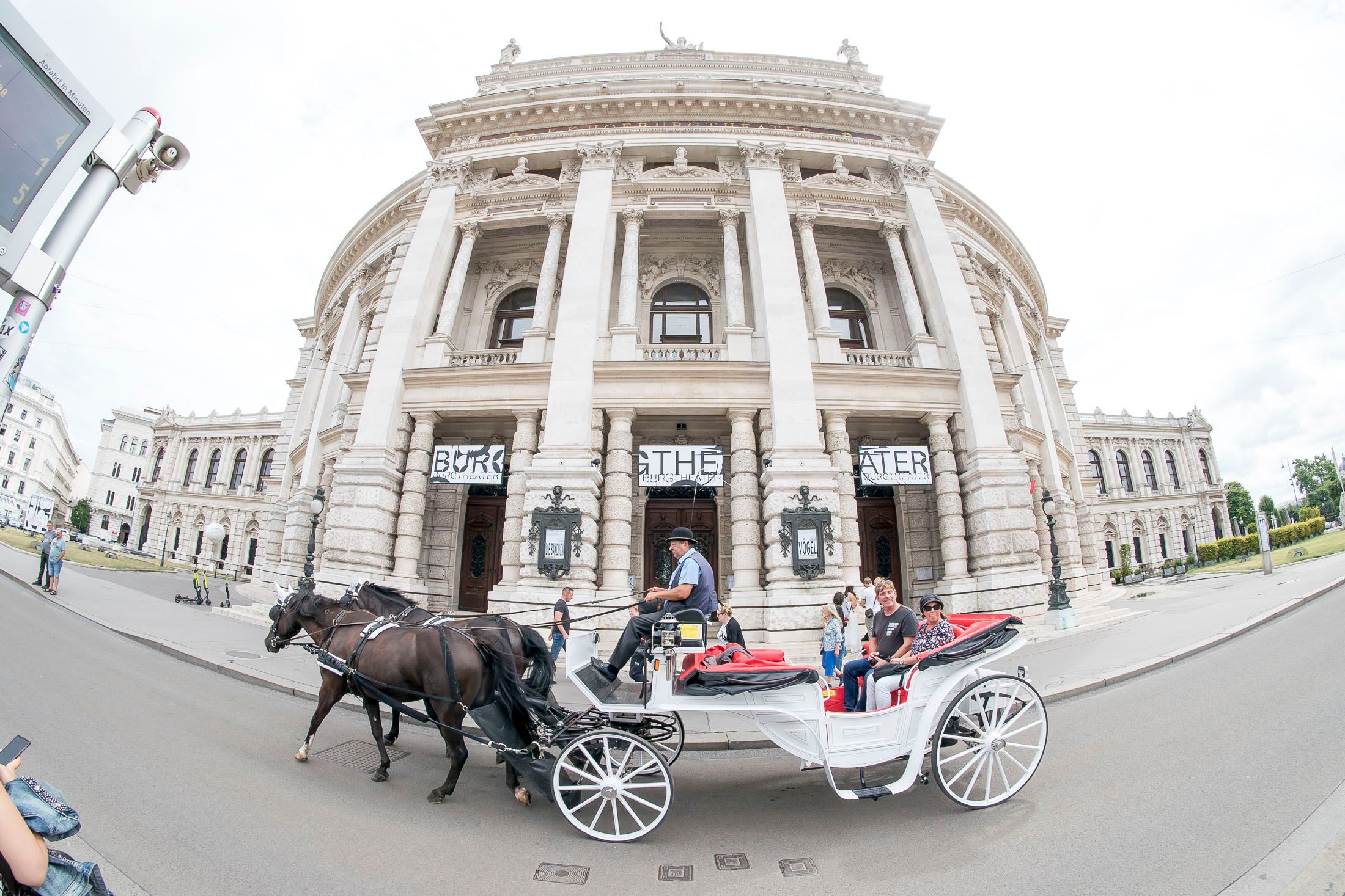 Das Burgtheater veranstaltet einen großen Flohmarkt.