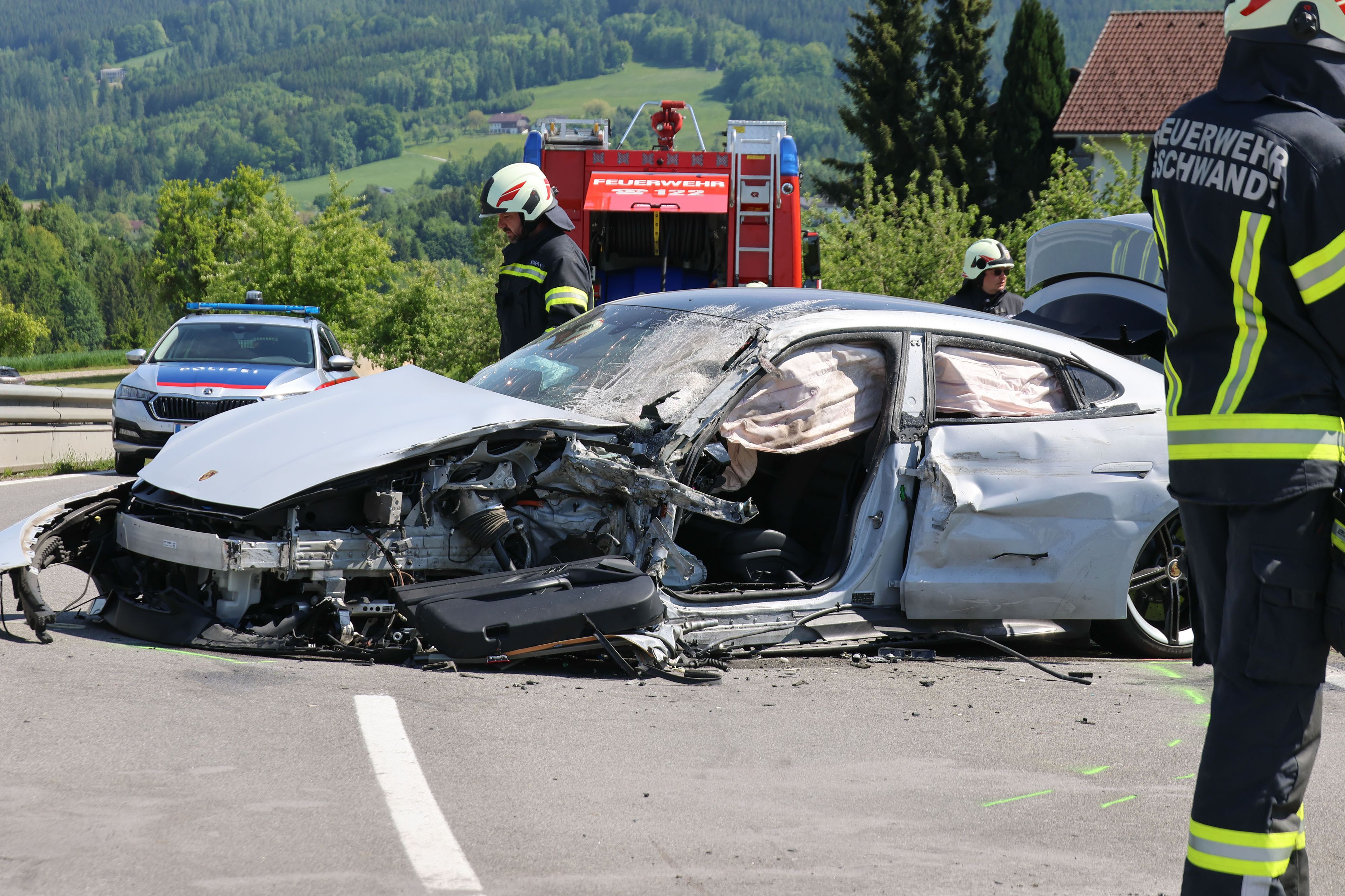 Ein Totalschaden: der Porsche nach dem schweren Zusammenstoß mit einem Lkw.