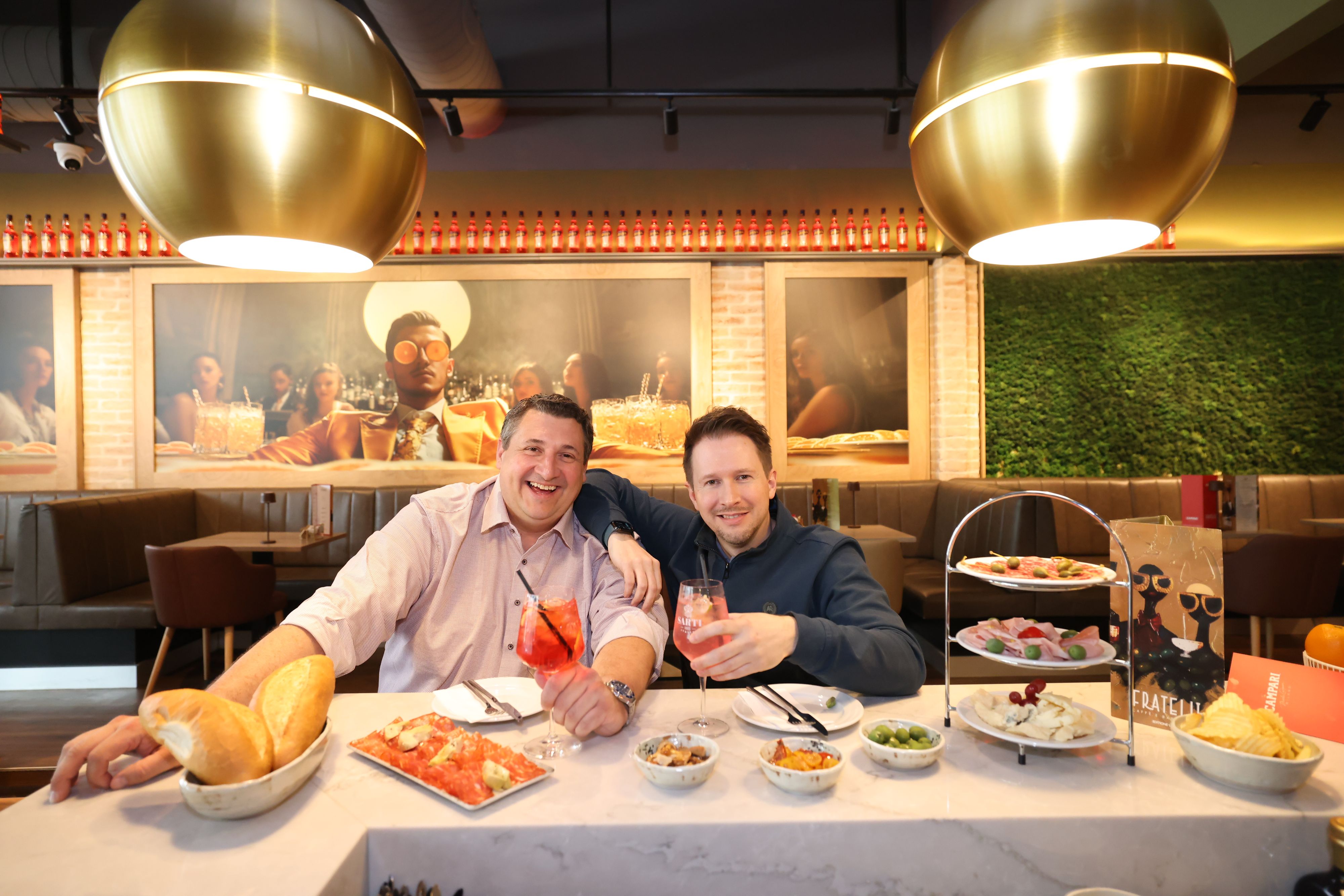 Gerald Bek (l.) und Christian Schneider (beide 46) in ihrem 