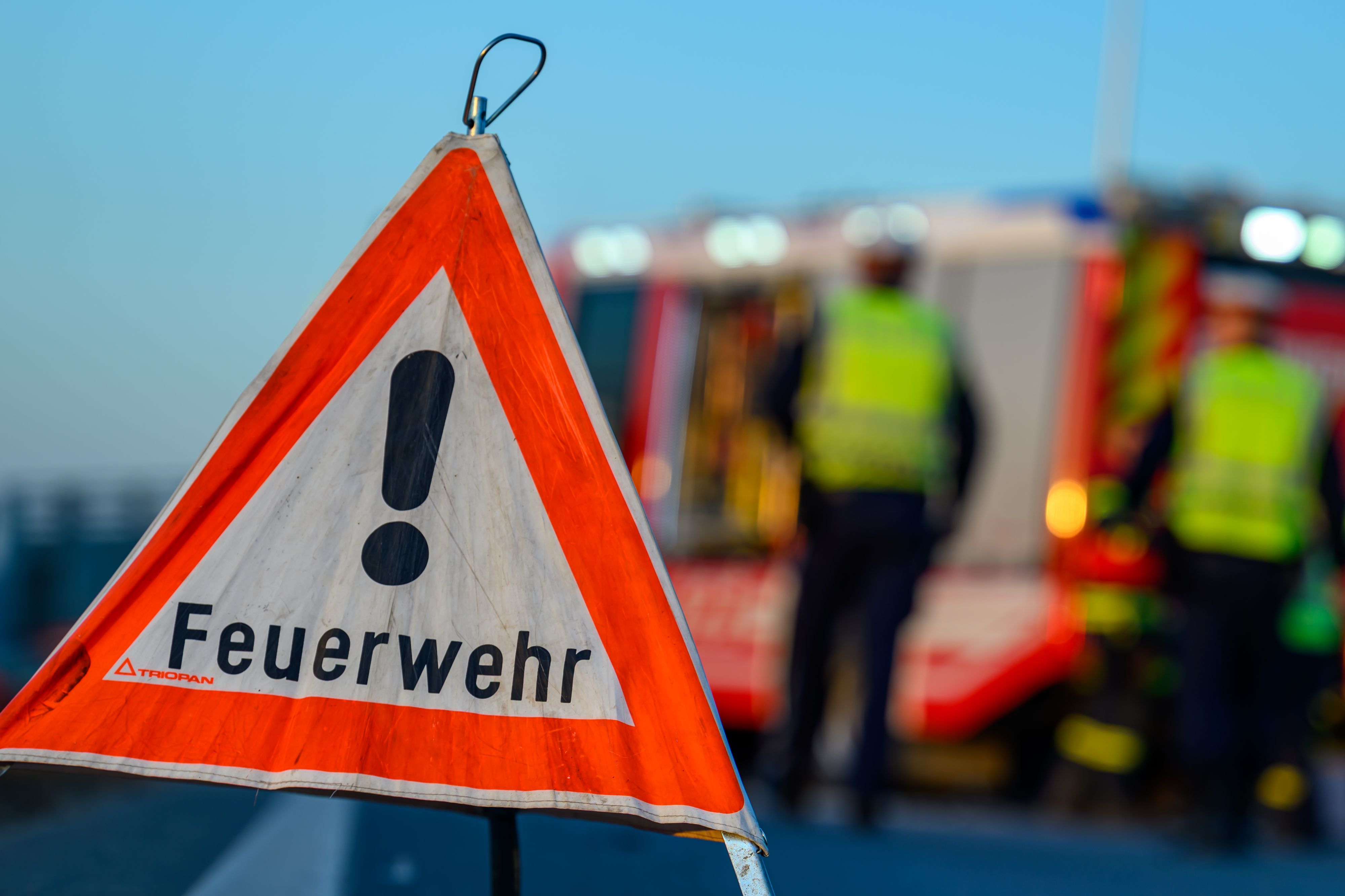 Die Feuerwehr sicherte den Lkw. (Symbolbild)