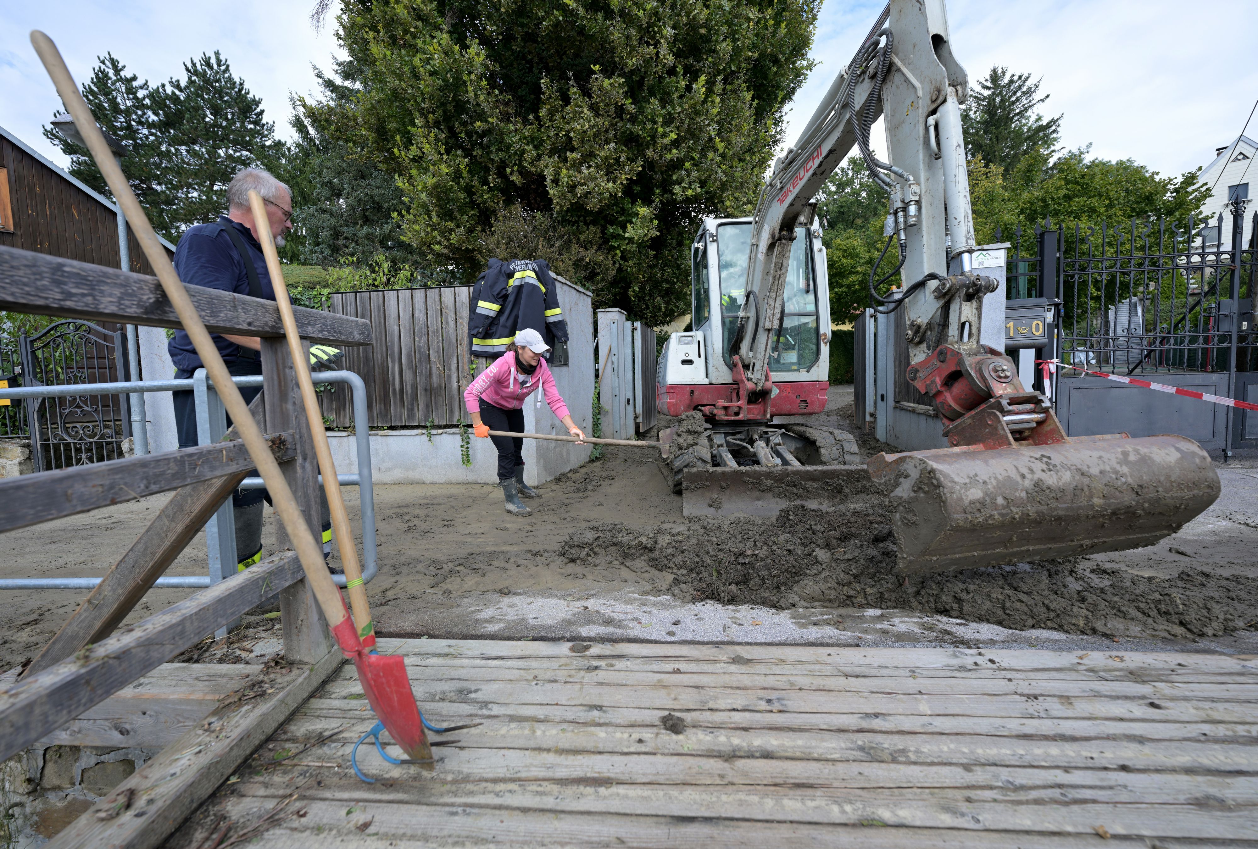 Aufräumarbeiten nach dem Hochwasser im September 2024, in Klosterneuburg.