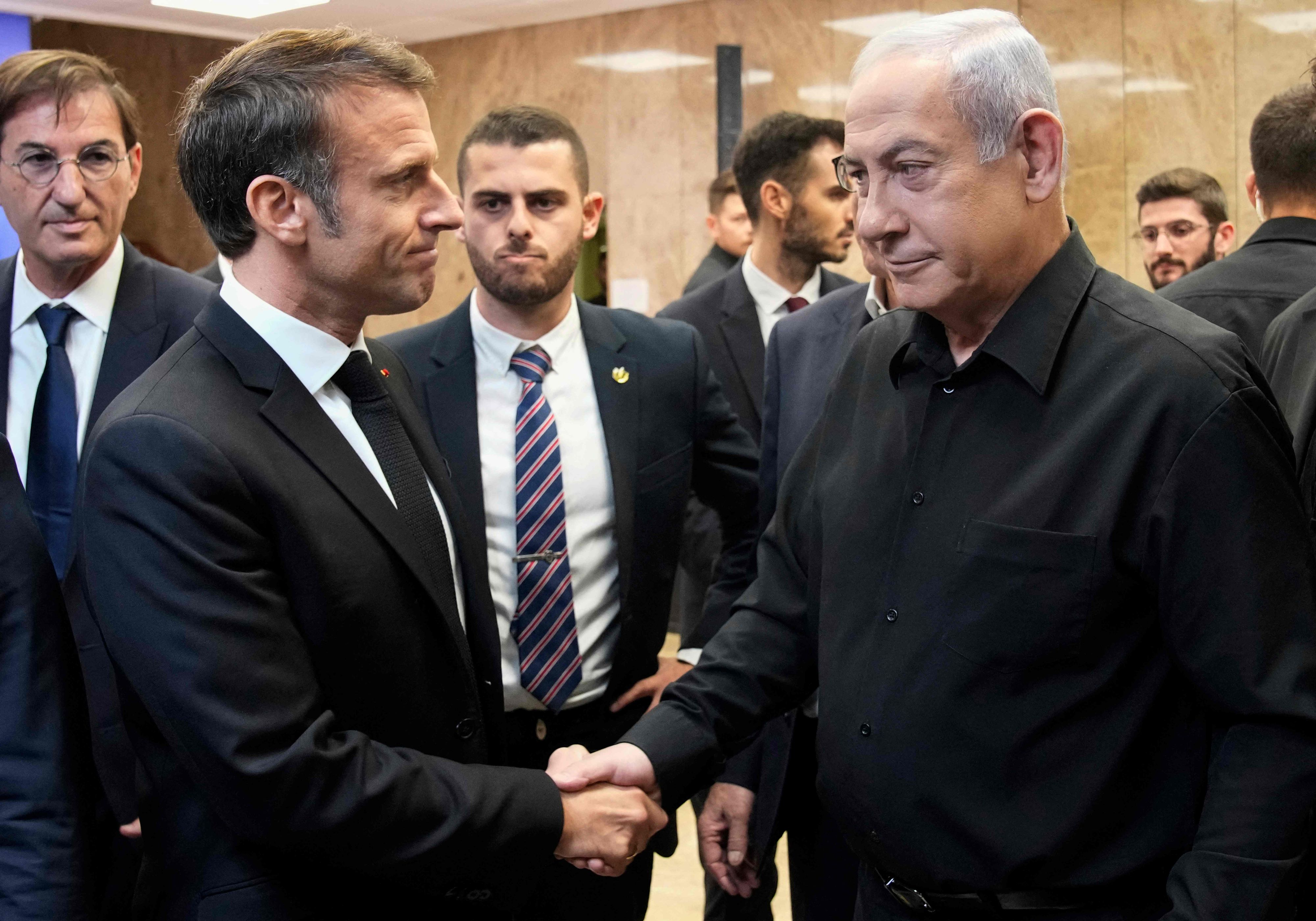 Frankreichs Präsident Emmanuel Macron kritisiert das Vorgehen der Regierung Netanjahu im Gazastreifen.