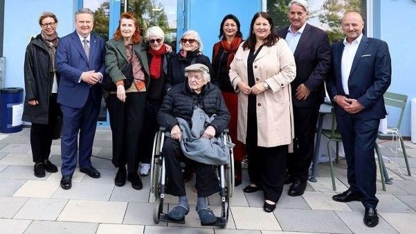 Karin Ramser (Direktorin Wiener Wohnen), Bürgermeister Michael Ludwig, Nobelpreisträgerin Elfriede Jelinek, Familie Brainin, Kulturstadträtin Veronika Kaup-Hasler, Vizebürgermeisterin und Wohnbaustadträtin Kathrin Gaál, Bezirksvorsteher Ernst Nevrivy und Paul Steurer (Direktor Wigeba)
