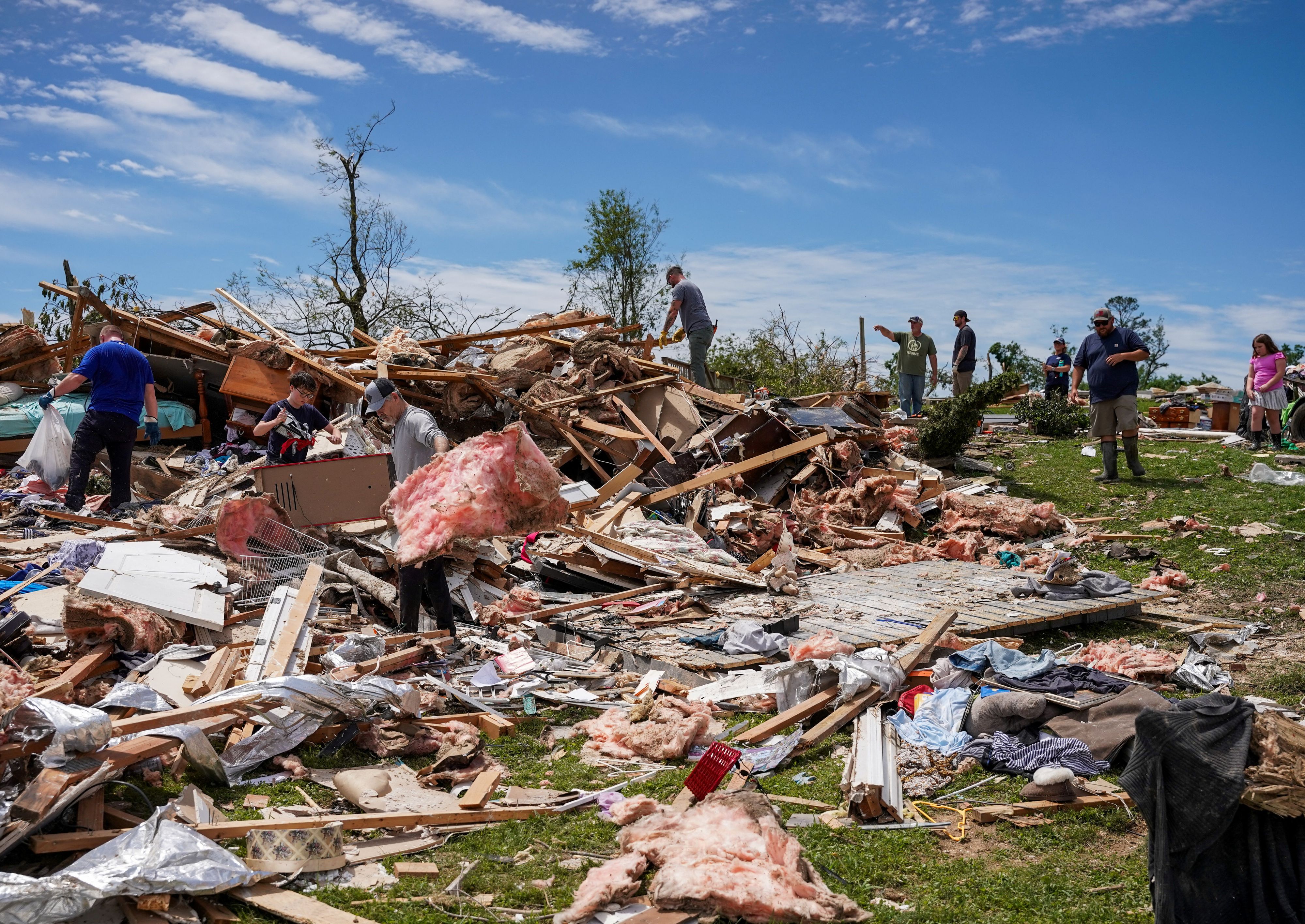 Tornado-Schäden in Kentucky: Menschen suchen in Trümmern nach Habseligkeiten und räumen auf.