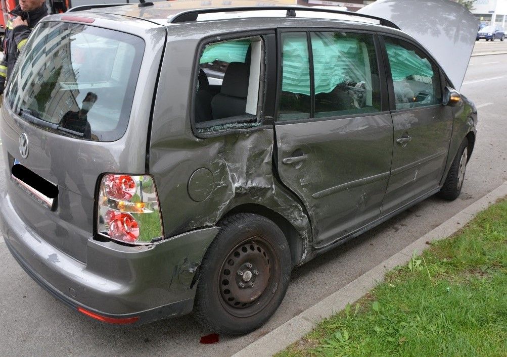 Eine 54-jährige Alkolenkerin erlitt leichte Verletzungen.