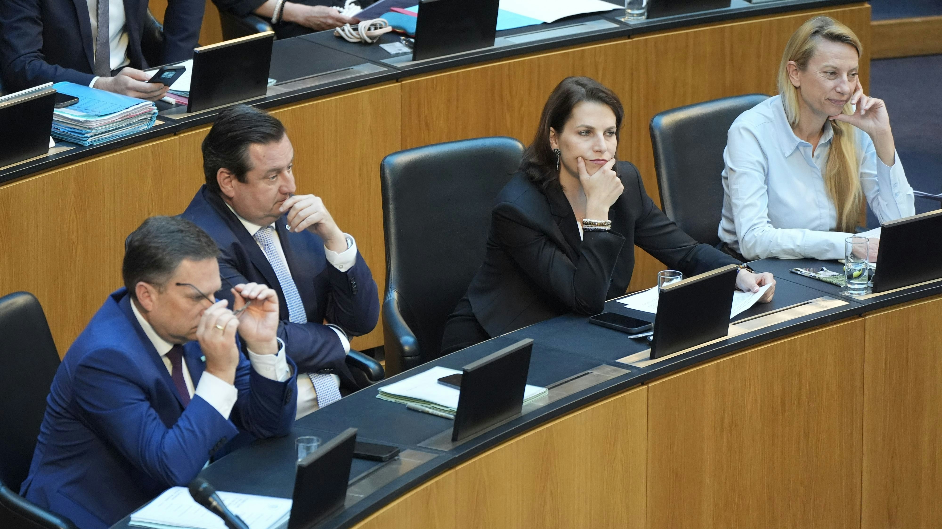 Offensichtlich genervt: VP-Bank mit August Wöginger, Kurt Egger, Karoline Edtstadler, Juliane Bogner-Strauß.