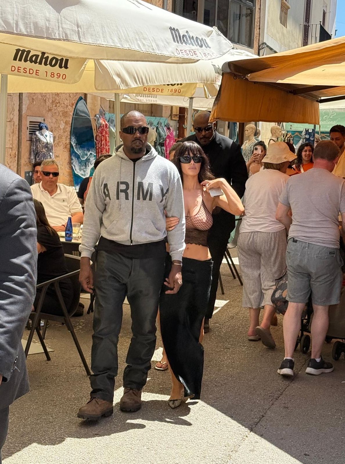 Bianca Censori und Kanye West sorgten mit ihrem Auftritt auf Mallorca für Kontroverse: Die 30-Jährige zeigte sich erneut halbnackt in der Öffentlichkeit.