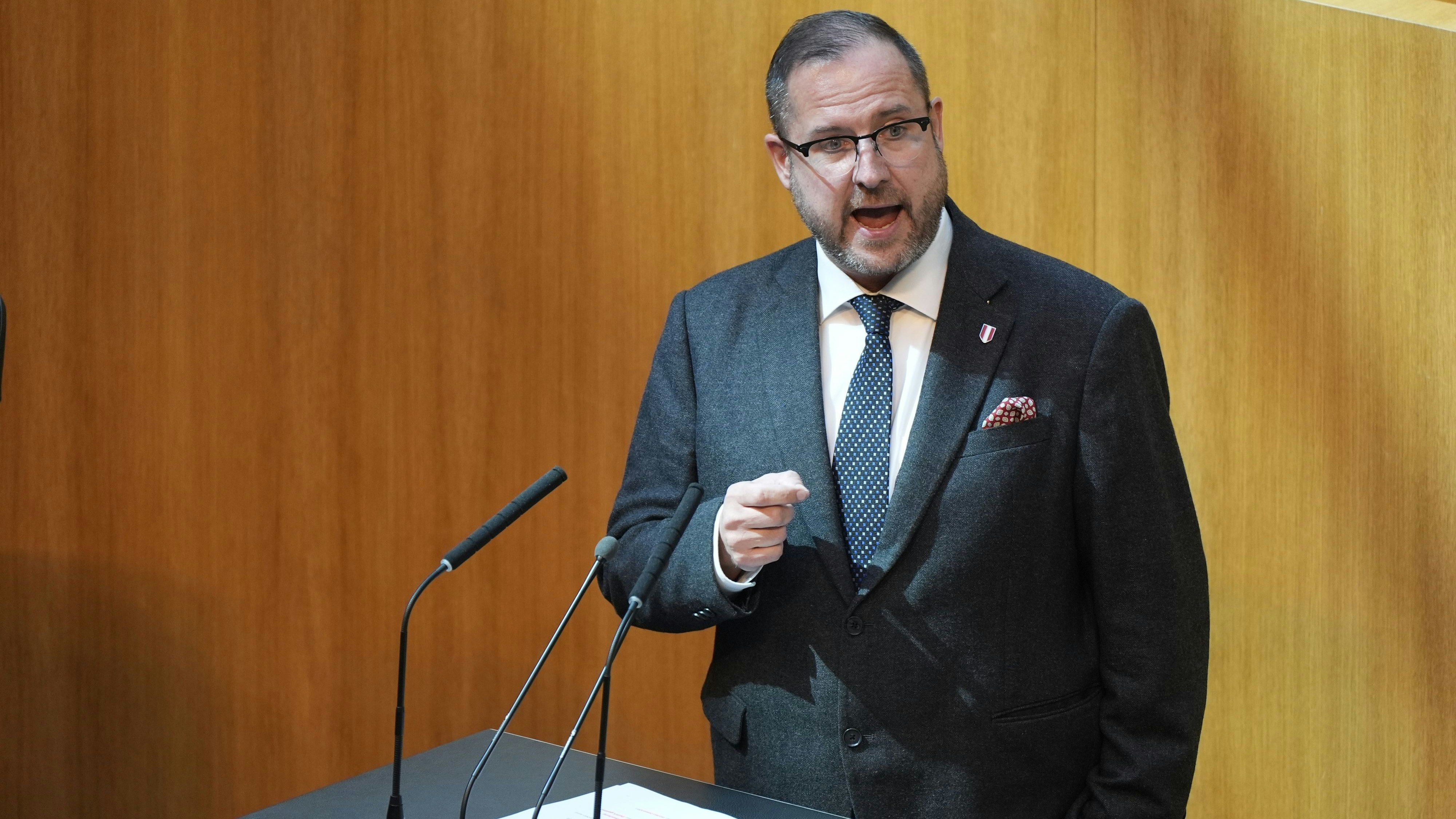 FPÖ-Generalsekretär Christian Hafenecker stellte U-Ausschuss-Verlangen und "Dringliche" an Kanzler Stocker.