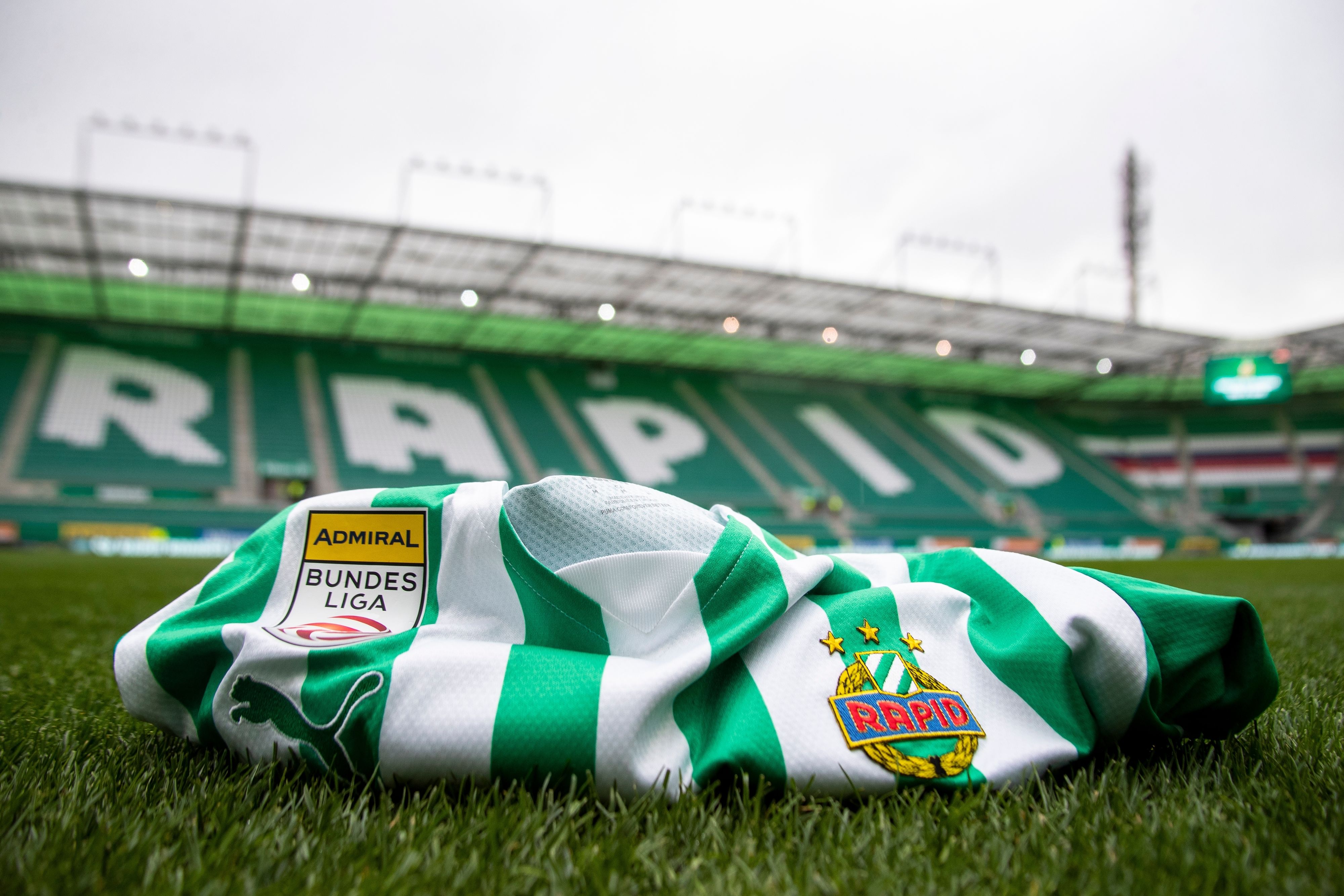 Rapid spielt noch ein Jahr im Puma-Trikot. 