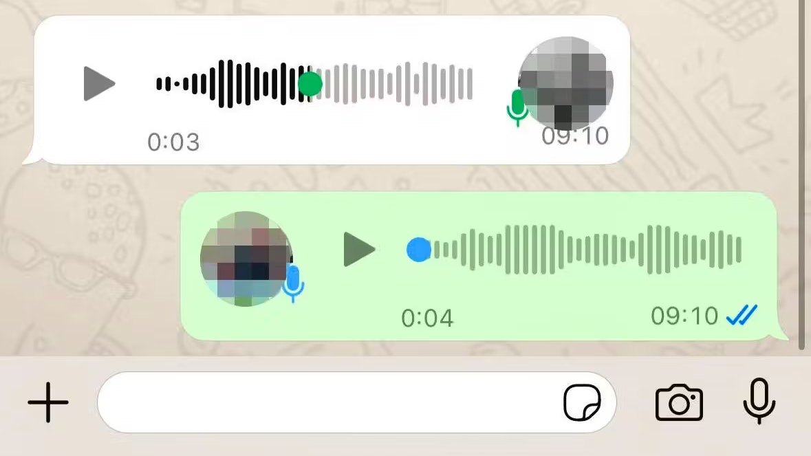 Auch wenn man sie abgehört hat: Bei iPhones bleiben Sprachnachrichten auf WhatsApp grün. Eigene Nachrichten sind hingegen weiterhin blau.