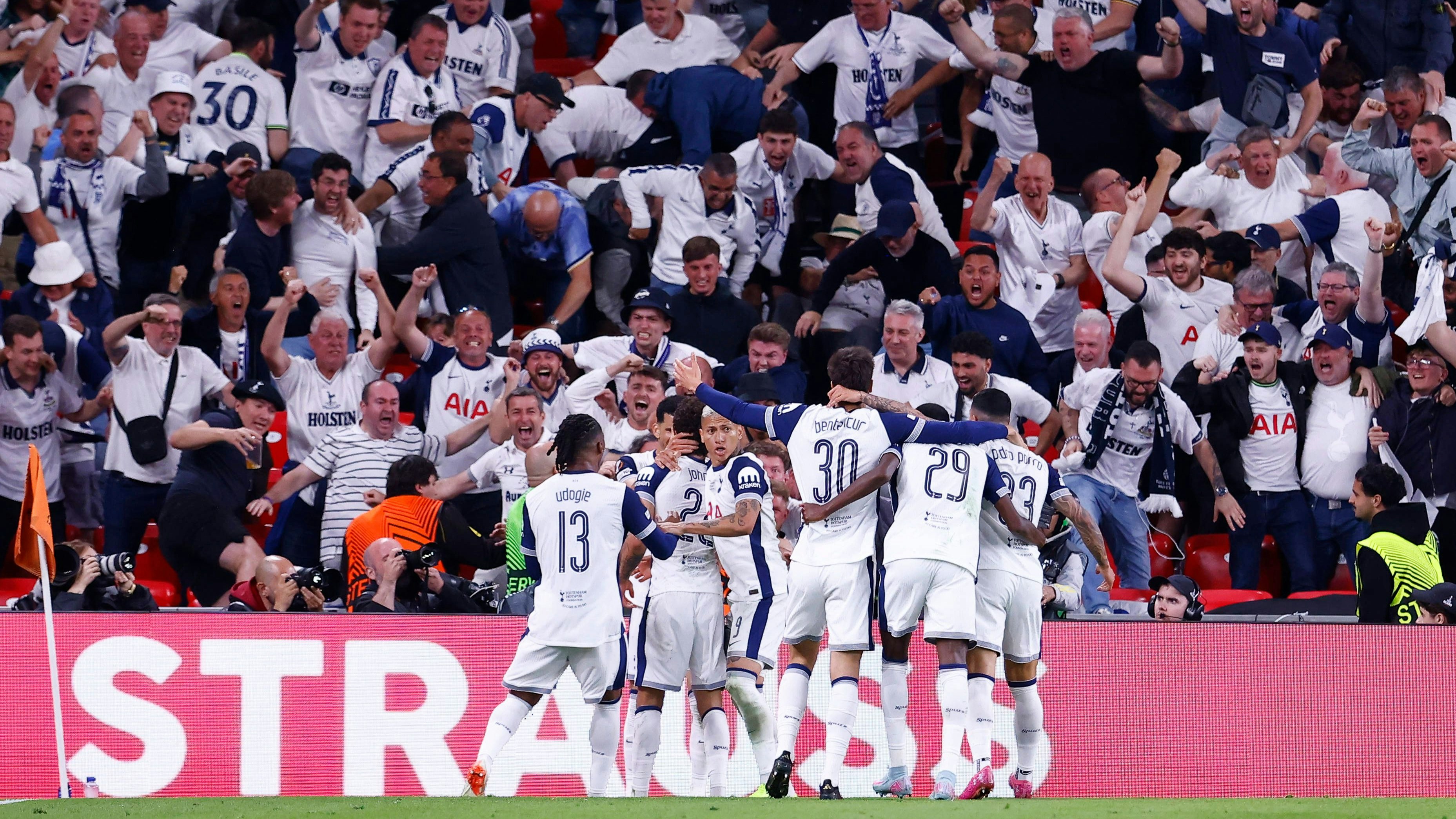 Historisch! Danso holt mit Tottenham die Europa League