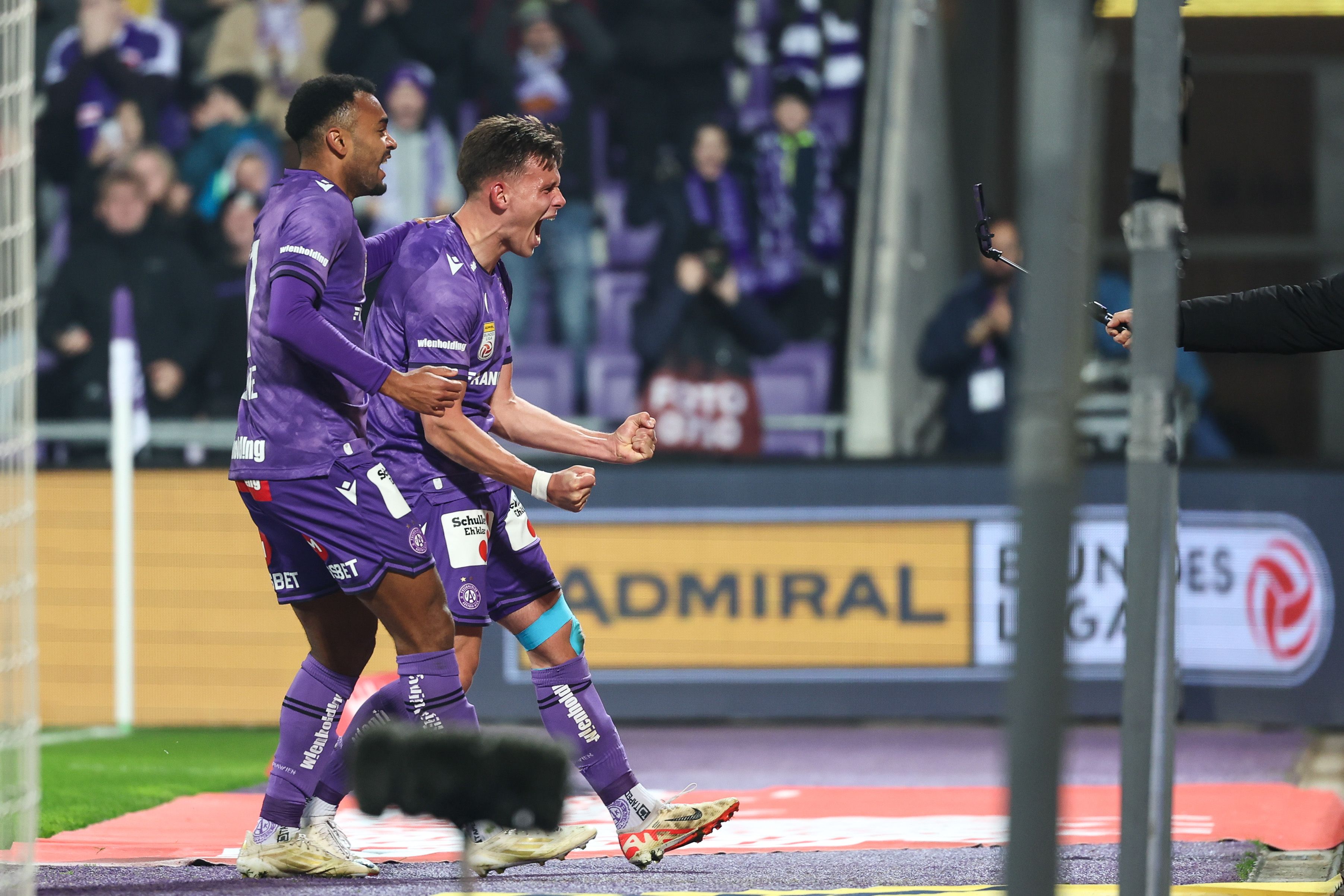 Maurice Malone (l.) bleibt bei den Veilchen.