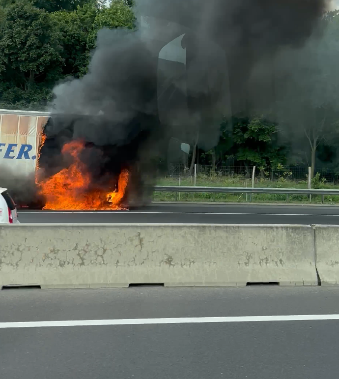 Flammen fressen sich auf der A4 durch einen Lkw.