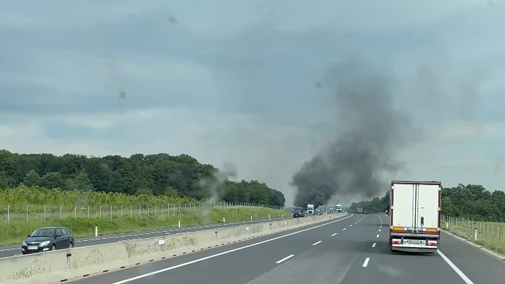 Von weitem sieht man den Rauch aus einem Lkw steigen.