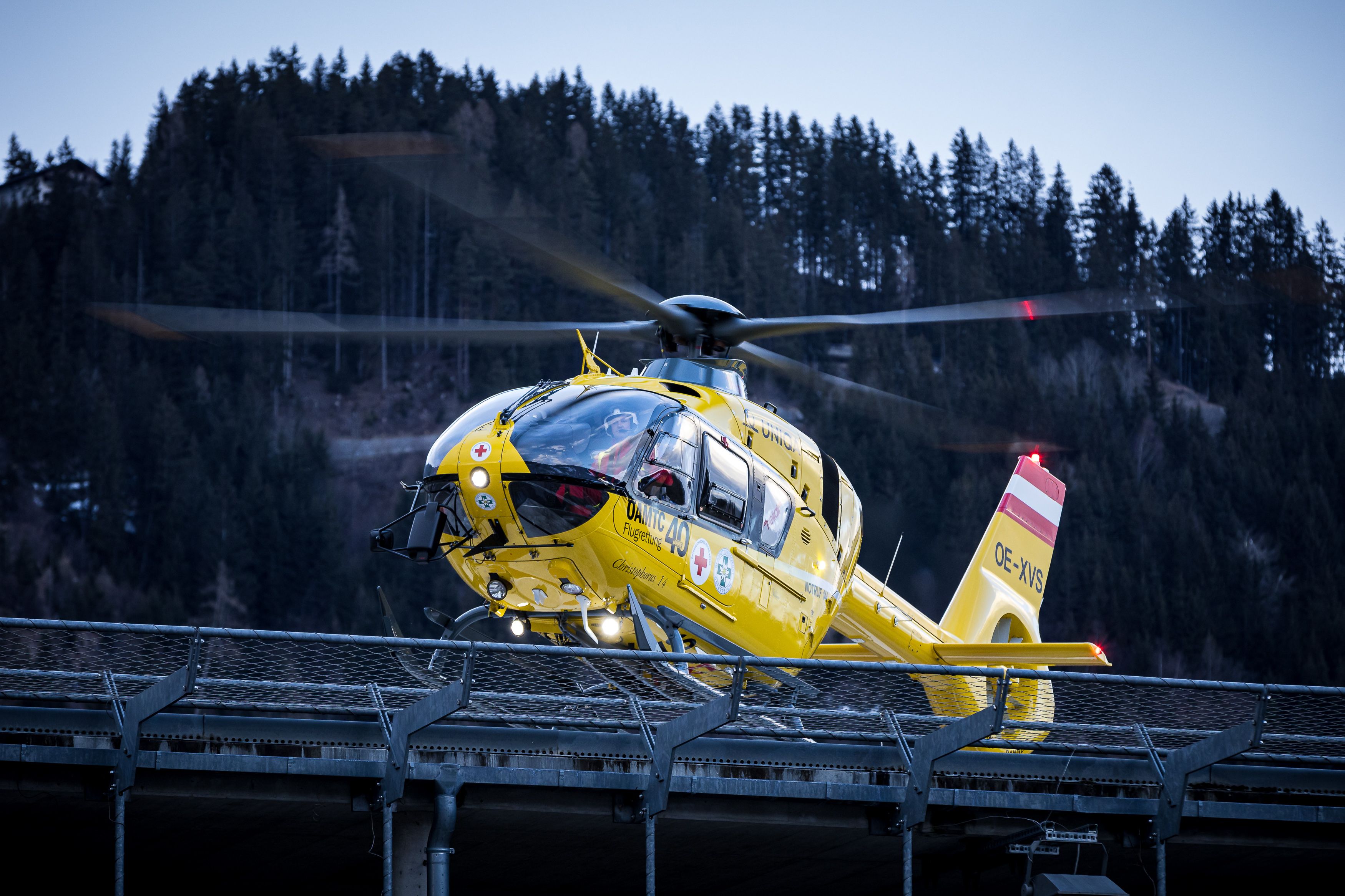 Der Mann wurde mittels Rettungshubschrauber ins LKH Graz gebracht (Symbolfoto).
