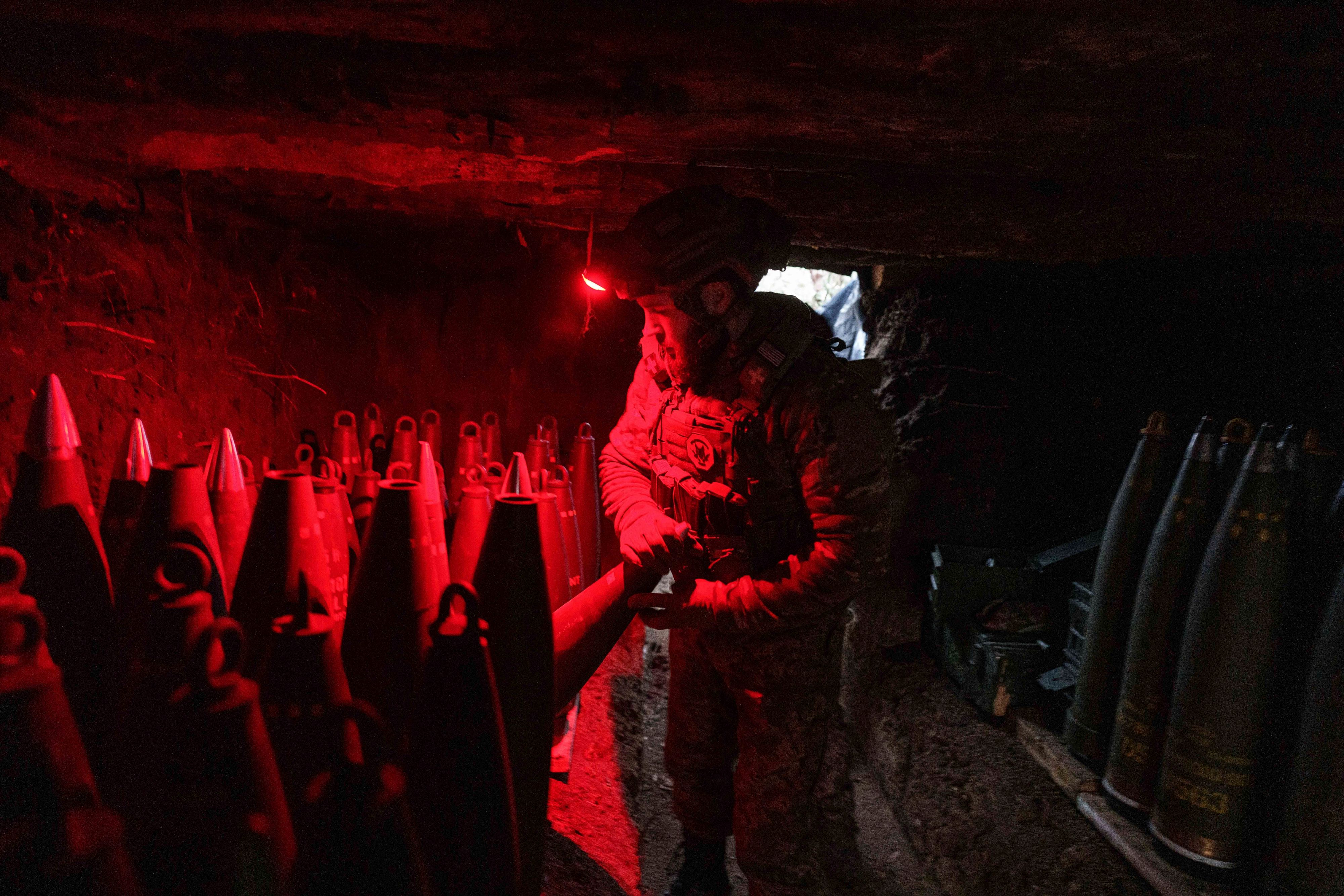 Ein ukrainischer Soldat in einem Munitionslager für Artilleriegranaten, Jänner 2025.