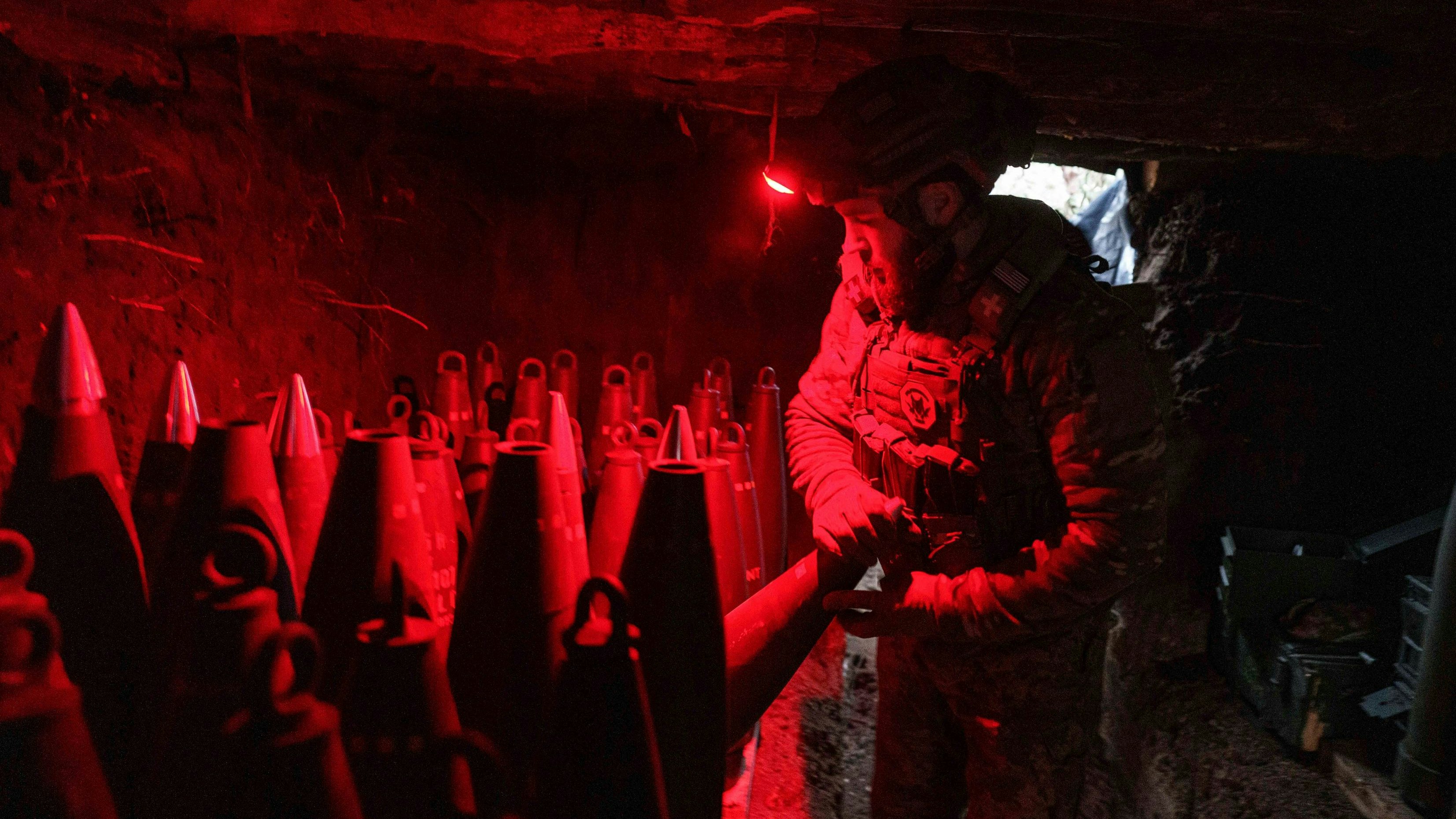 Ein ukrainischer Soldat in einem Munitionslager für Artilleriegranaten, Jänner 2025.
