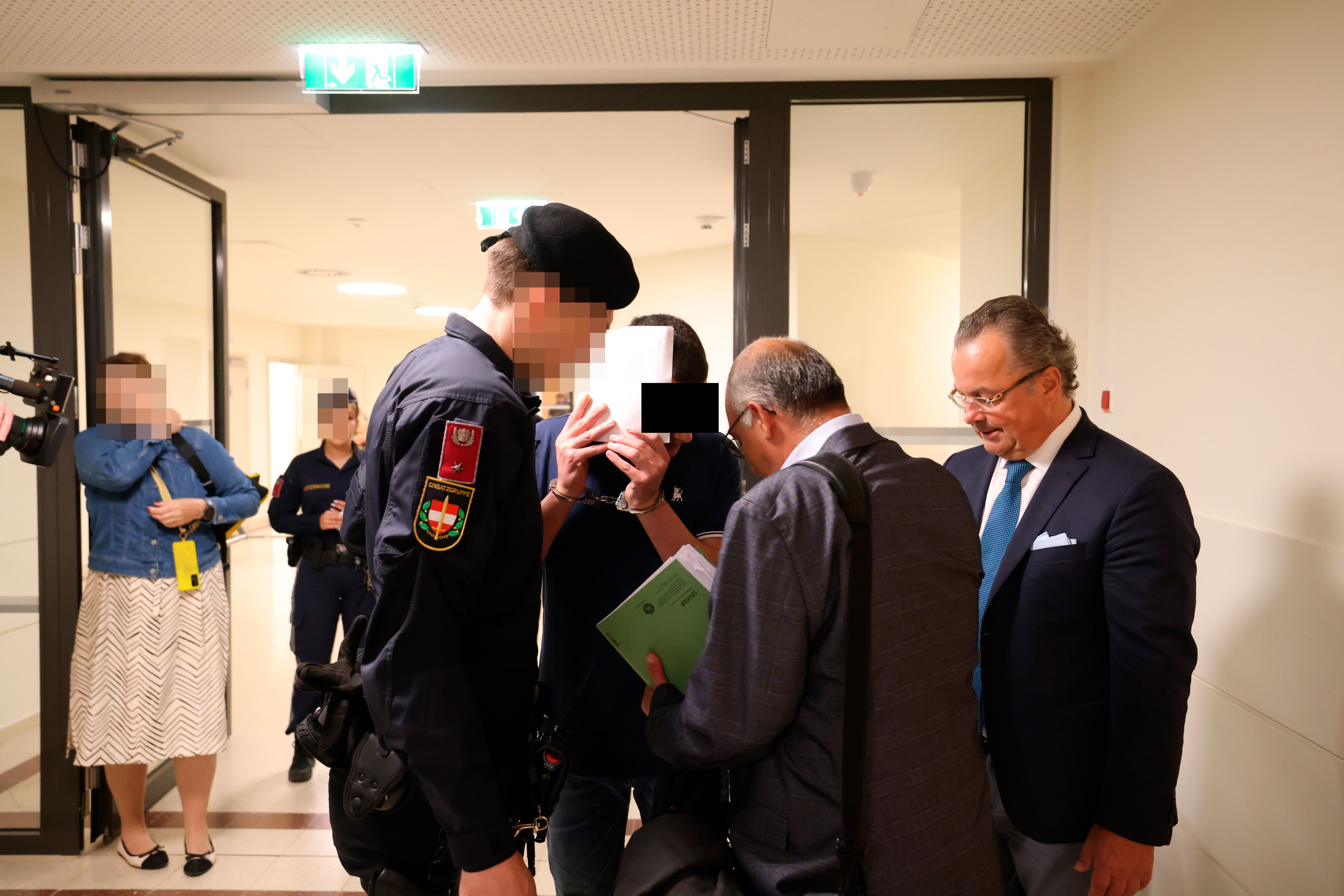 Einer der beiden Angeklagten mit Anwalt Andreas Reichenbach am Mittwoch am Landl.