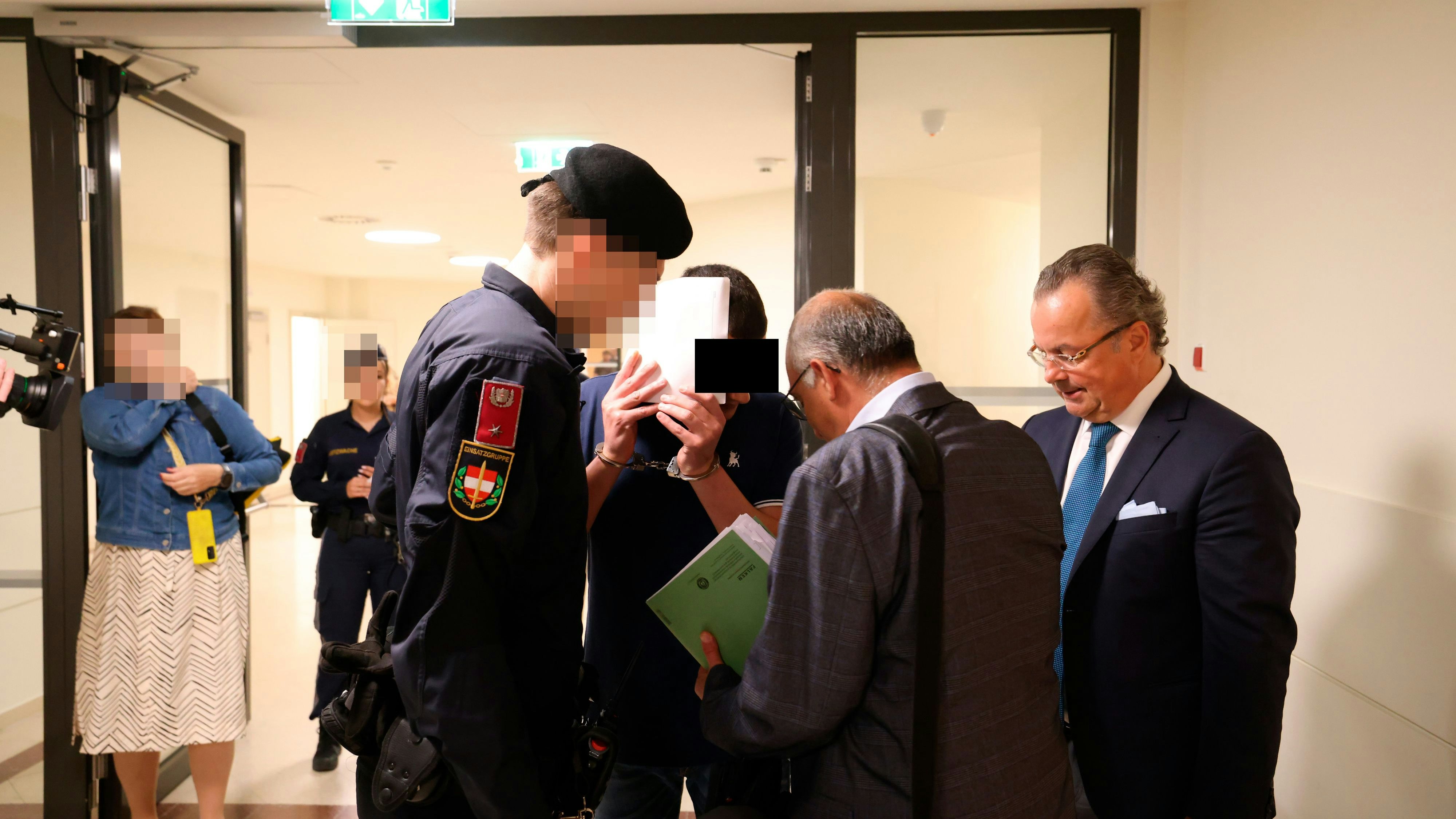 Einer der beiden Angeklagten mit Anwalt Andreas Reichenbach am Mittwoch am Landl.