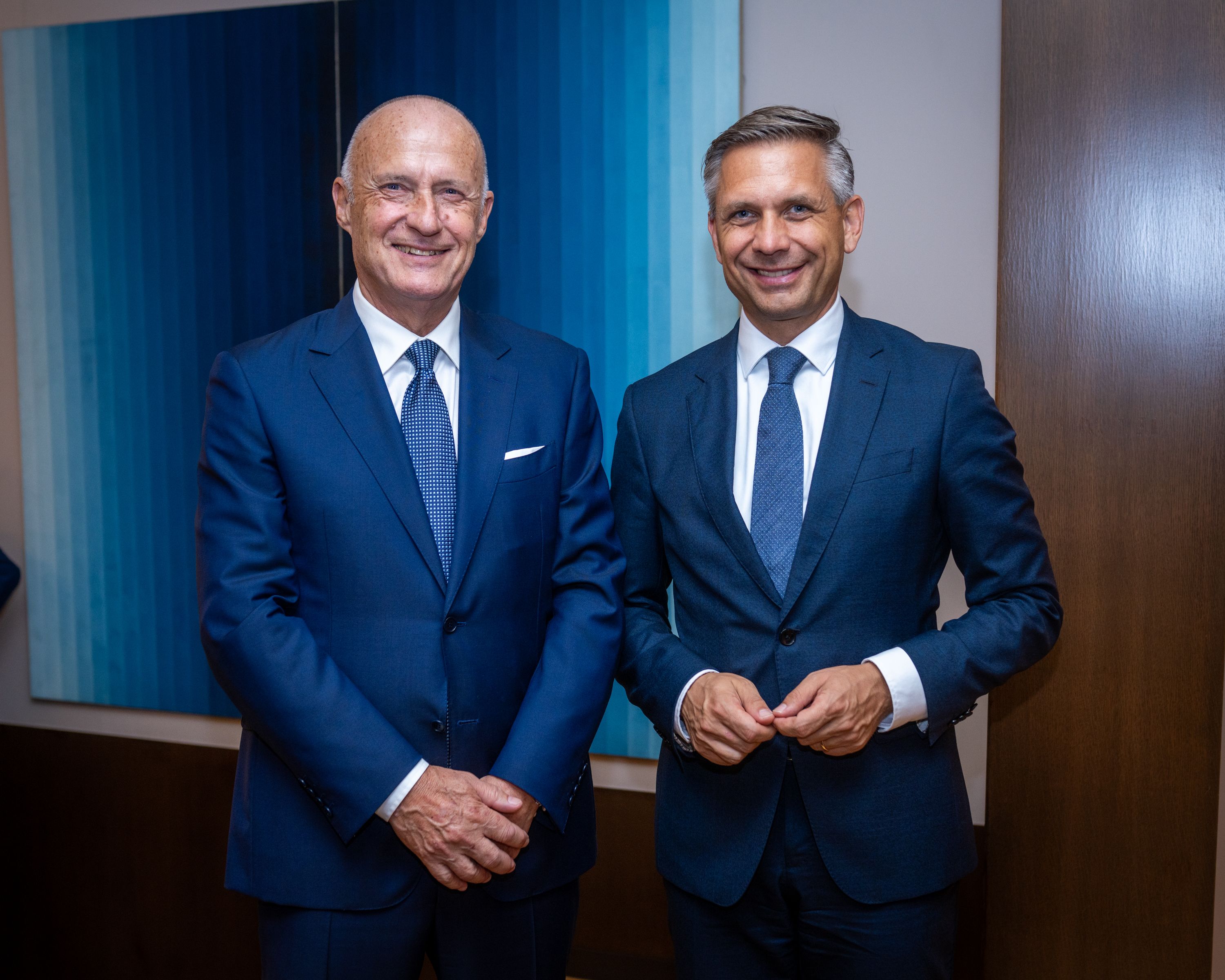 VP-Minister Wolfgang Hattmannsdorfer (r.) ist auf Wirtschaftsmission in Japan und traf in Tokio den Chef des japanischen Techkonzerns Nidec, Valter Taranzano.